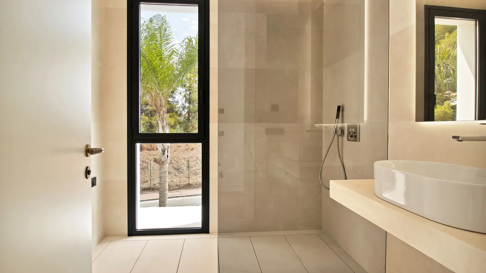 Villa en venta en Las Lomas del Marbella Club con 5 dormitorios