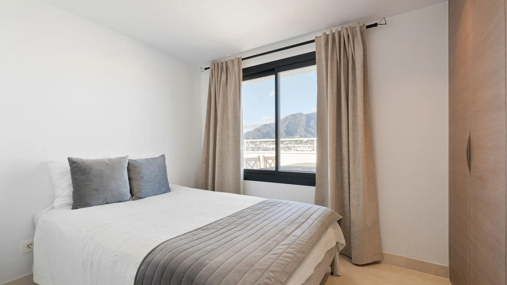 3 bedrooms penthouse in Estepona Town for sale