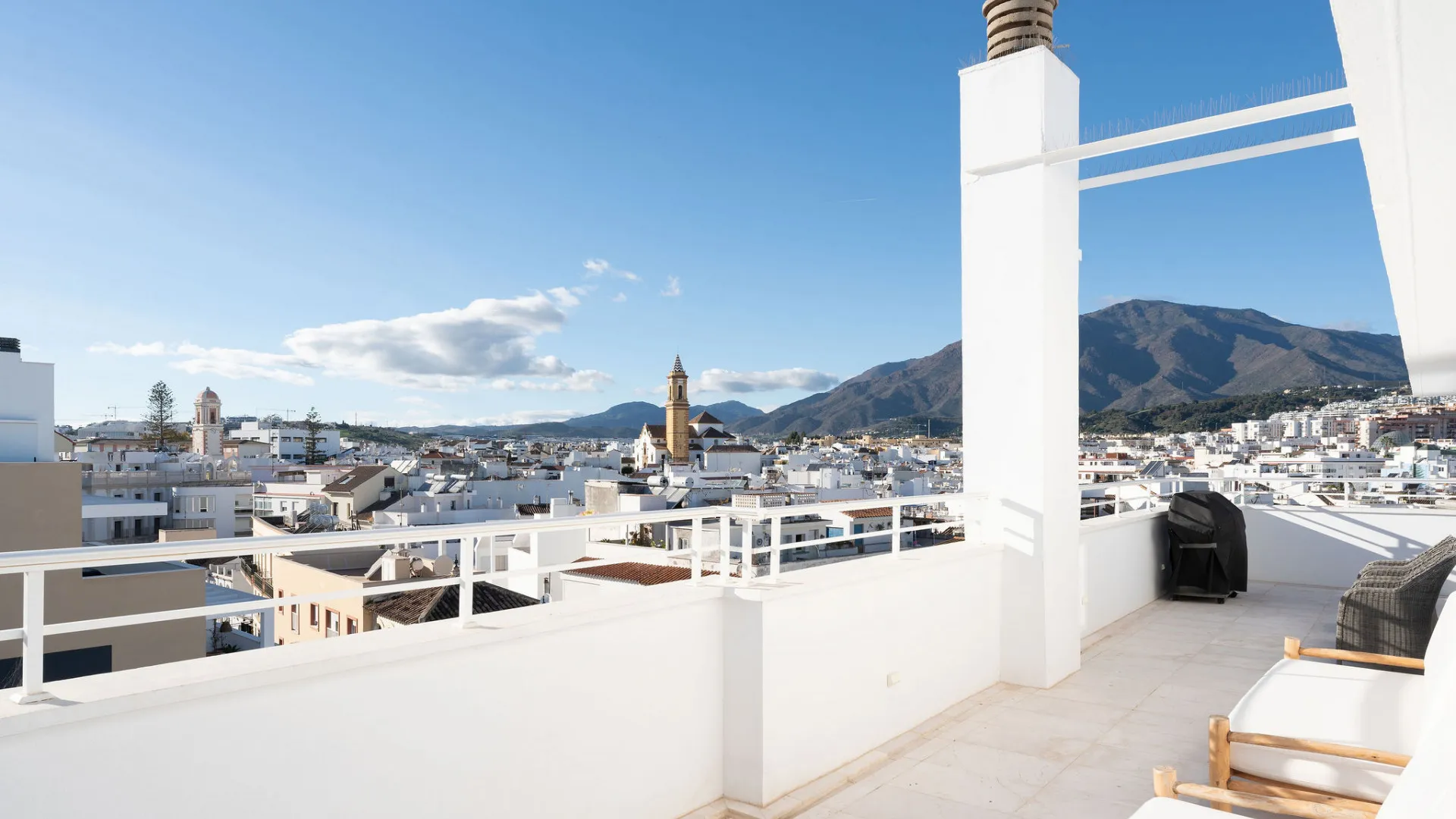 3 bedrooms penthouse in Estepona Town for sale