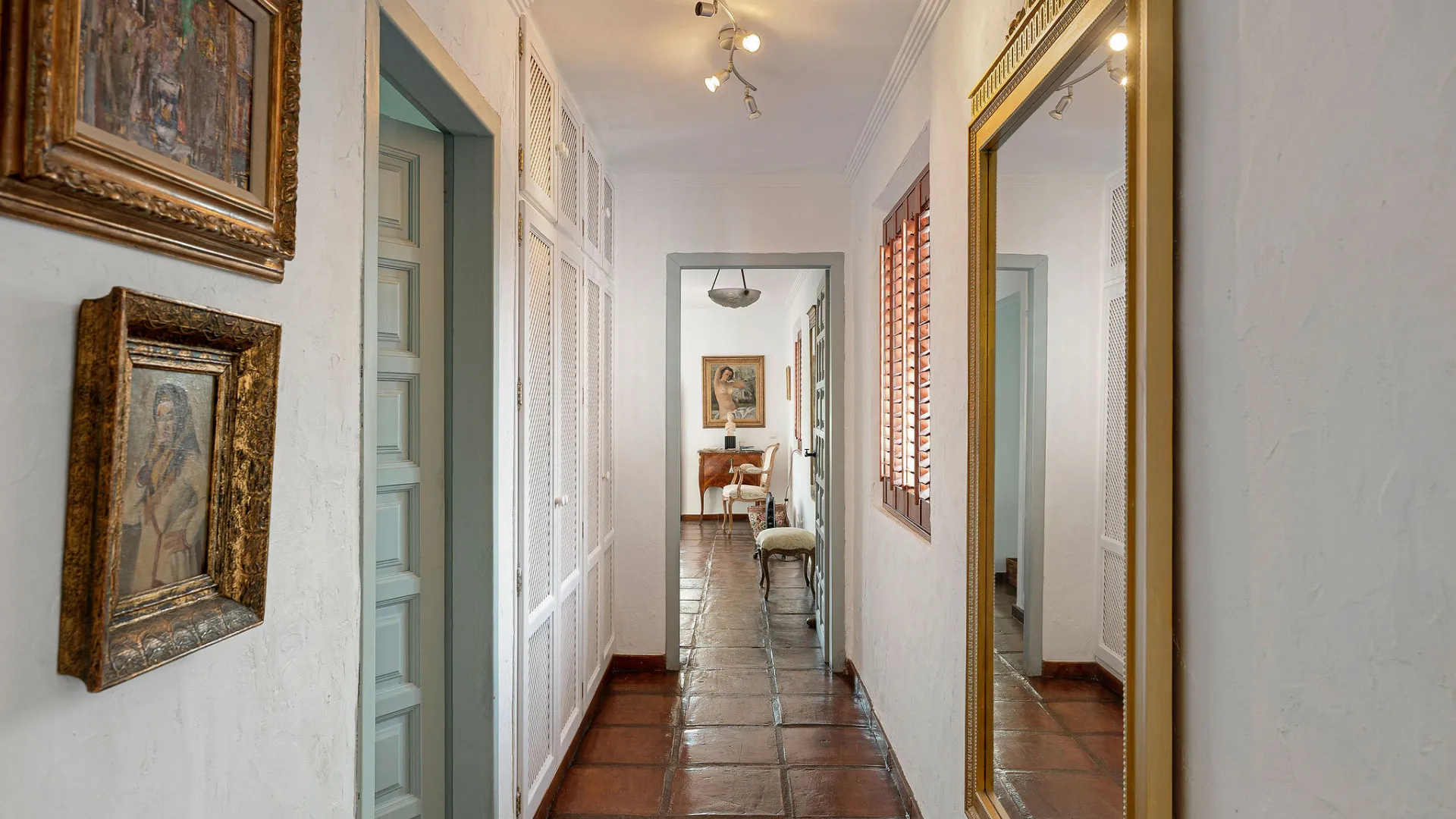 Villa for sale in Nueva Andalucia with 5 bedrooms