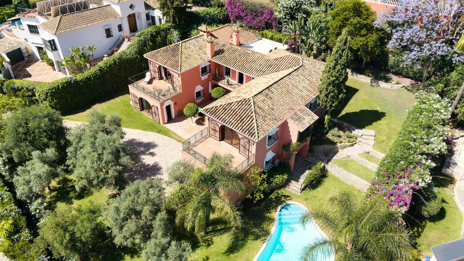 Villa for sale in Nueva Andalucia with 5 bedrooms