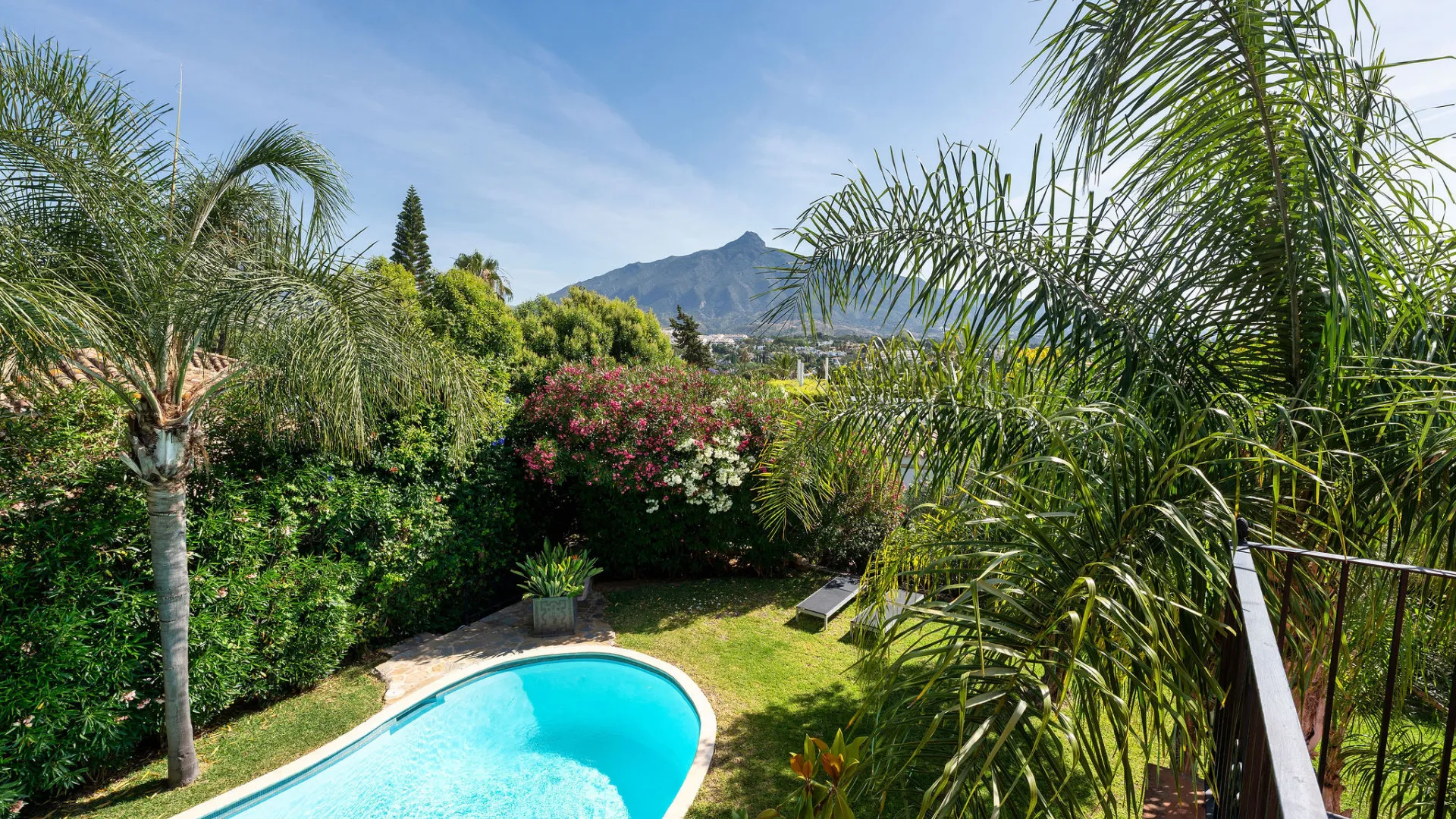 Villa for sale in Nueva Andalucia with 5 bedrooms