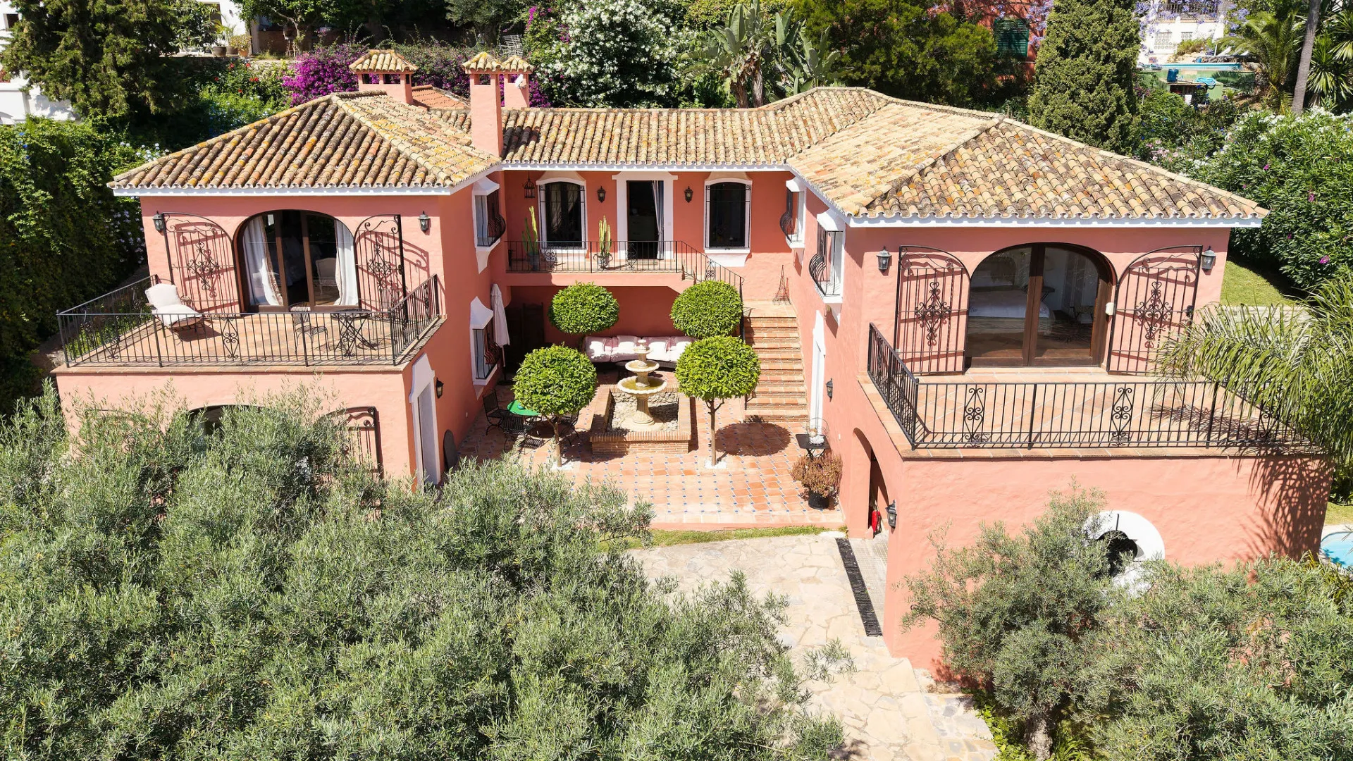 Villa for sale in Nueva Andalucia with 5 bedrooms