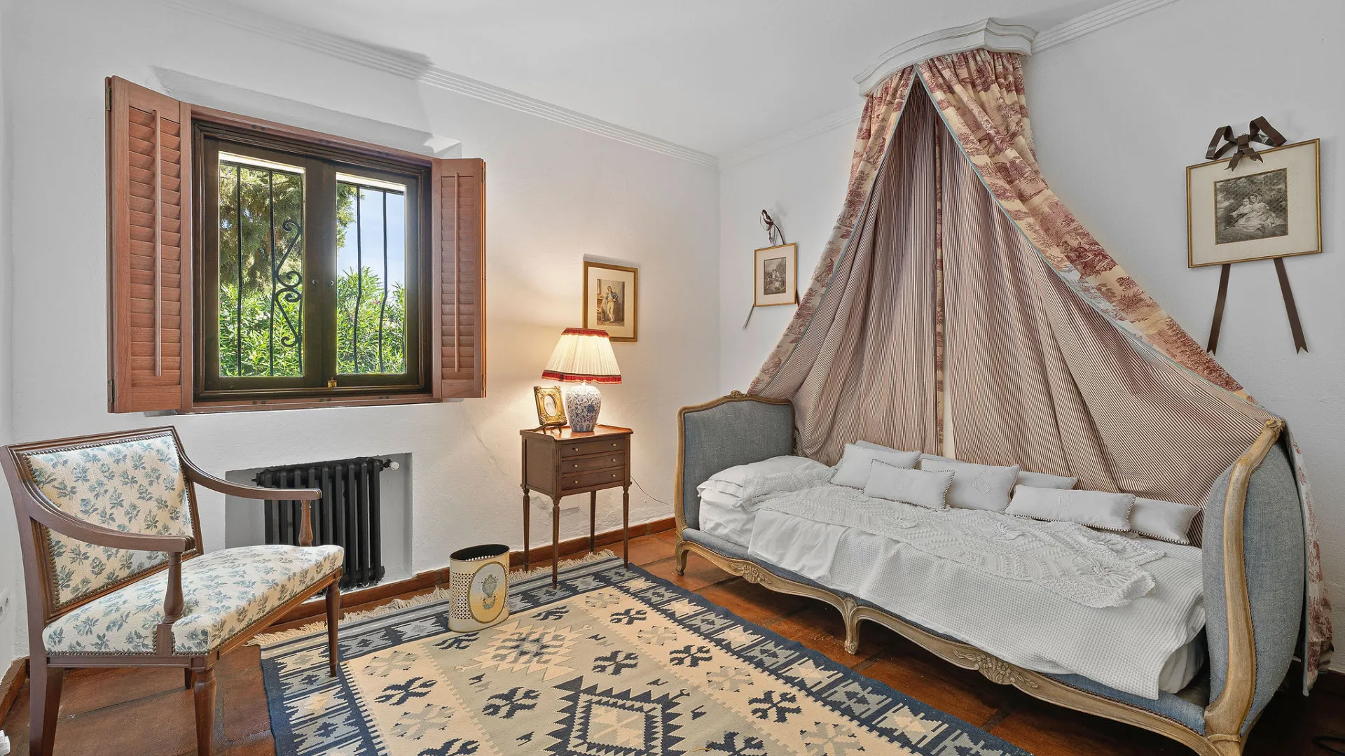 Villa for sale in Nueva Andalucia with 5 bedrooms