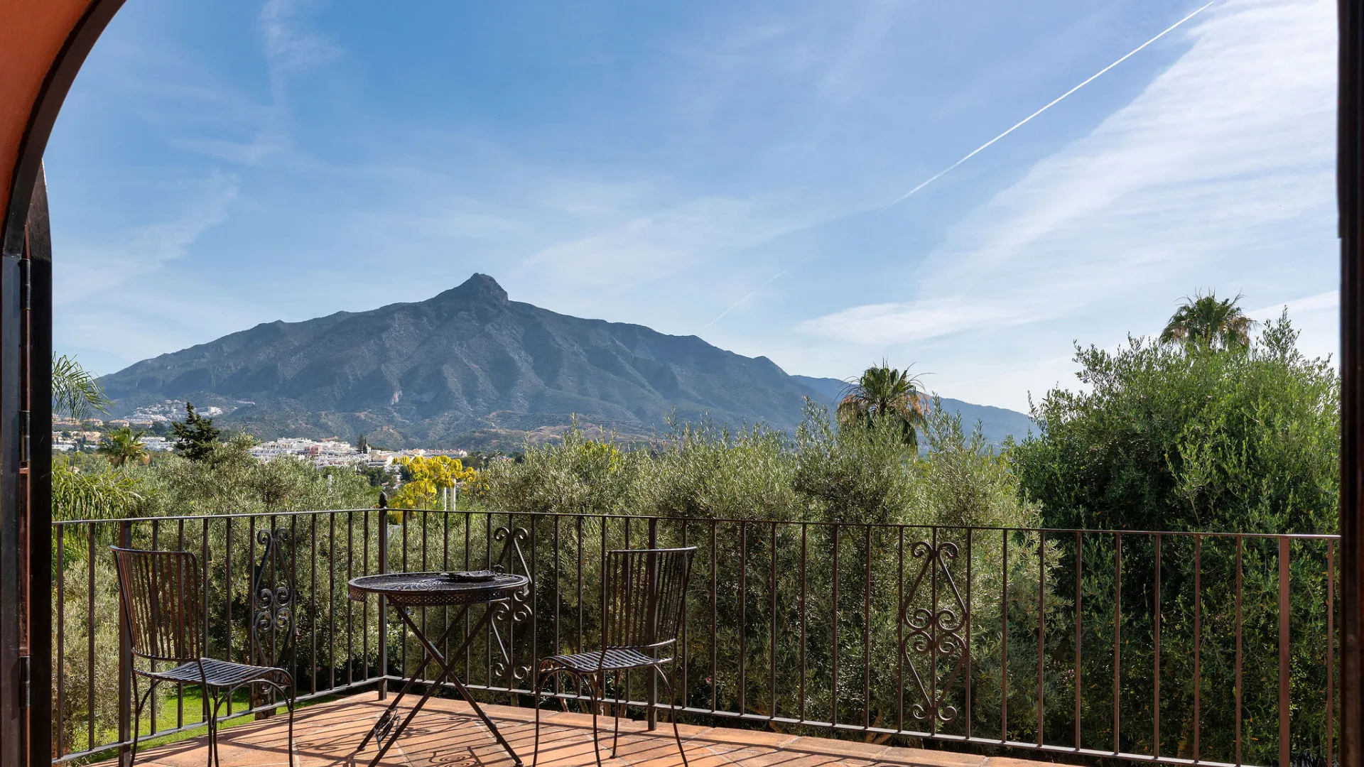 Villa for sale in Nueva Andalucia with 5 bedrooms