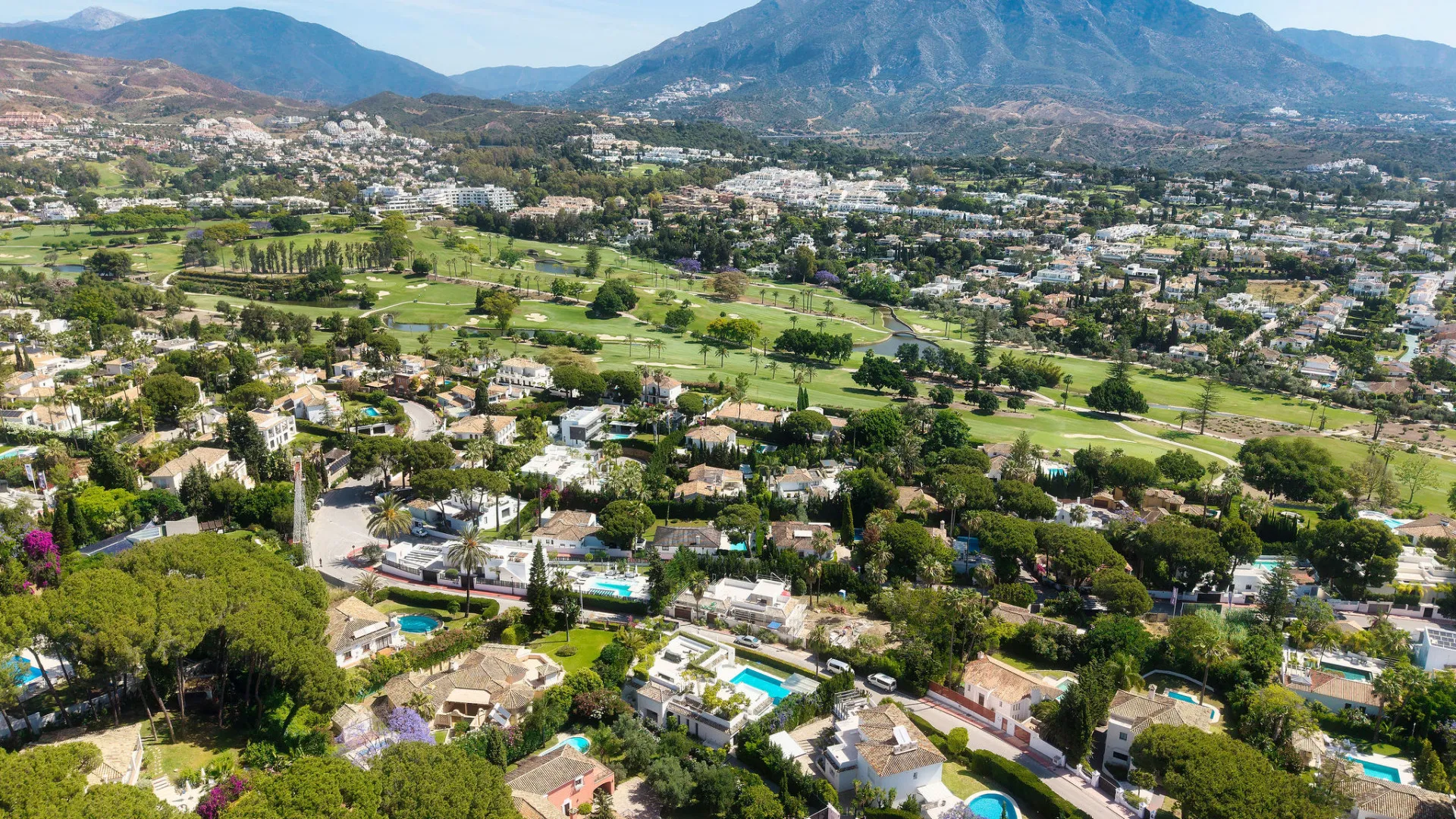Villa for sale in Nueva Andalucia with 5 bedrooms