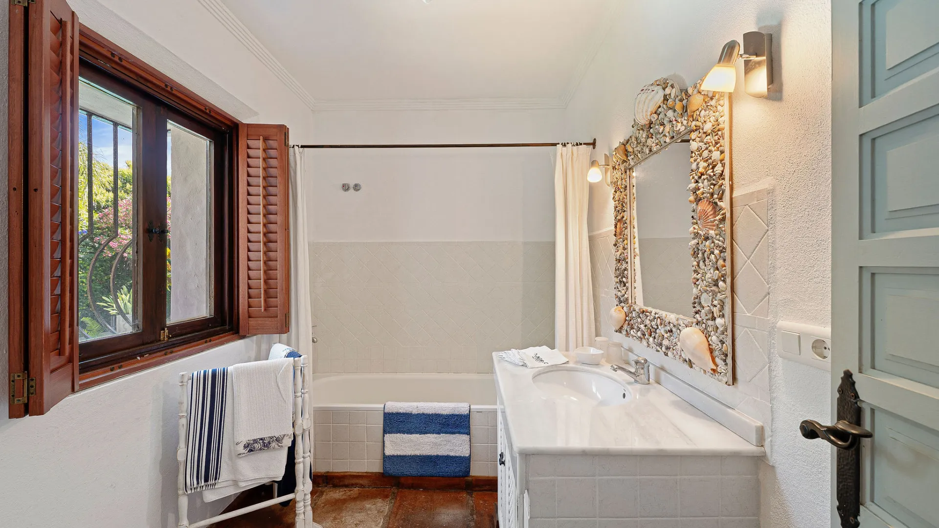 Villa for sale in Nueva Andalucia with 5 bedrooms