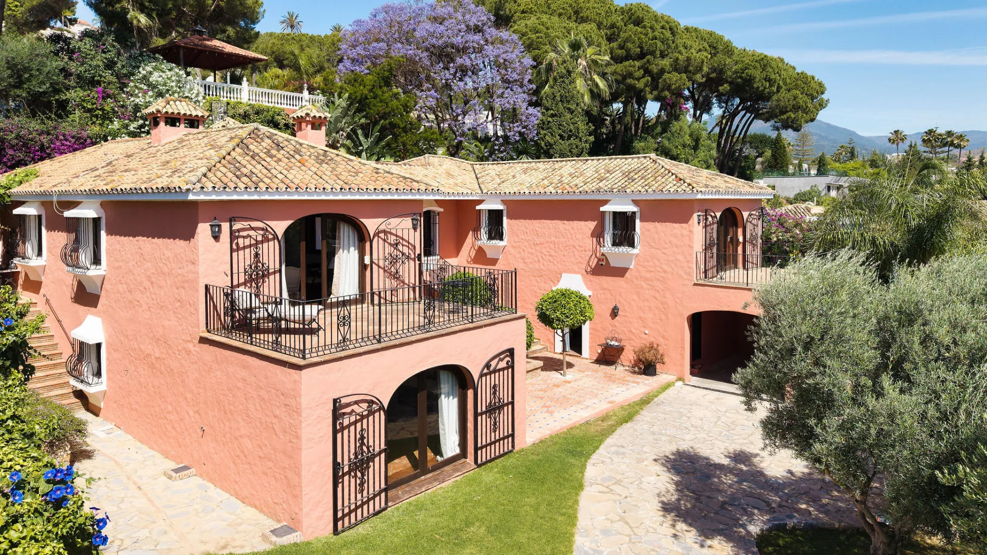 Villa for sale in Nueva Andalucia with 5 bedrooms