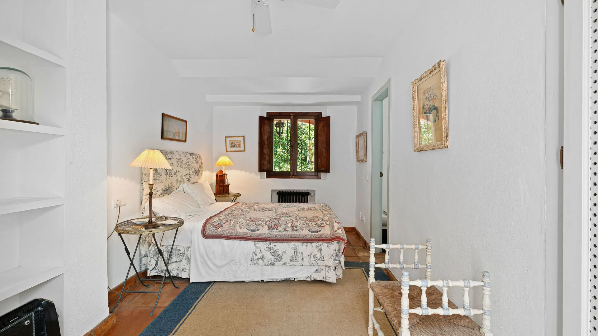 Villa for sale in Nueva Andalucia with 5 bedrooms