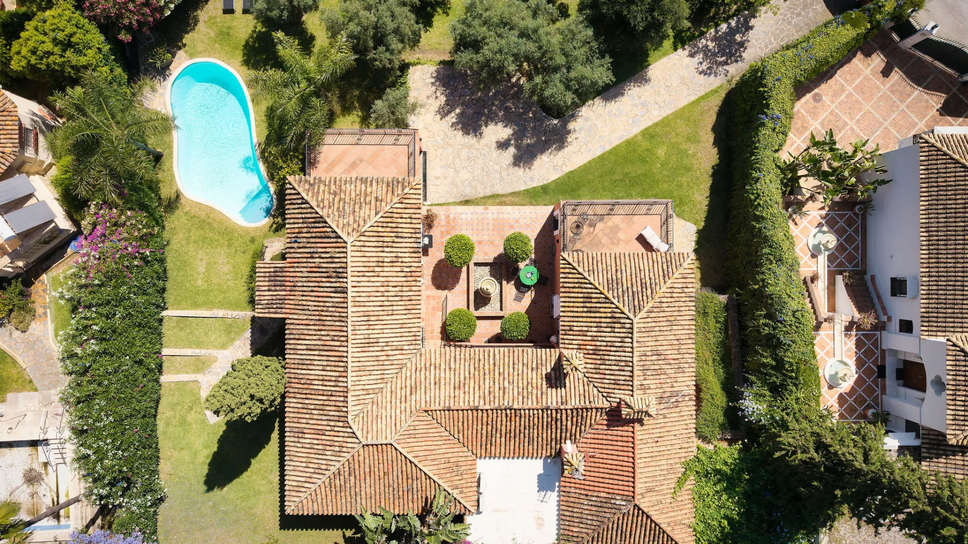 Villa for sale in Nueva Andalucia with 5 bedrooms