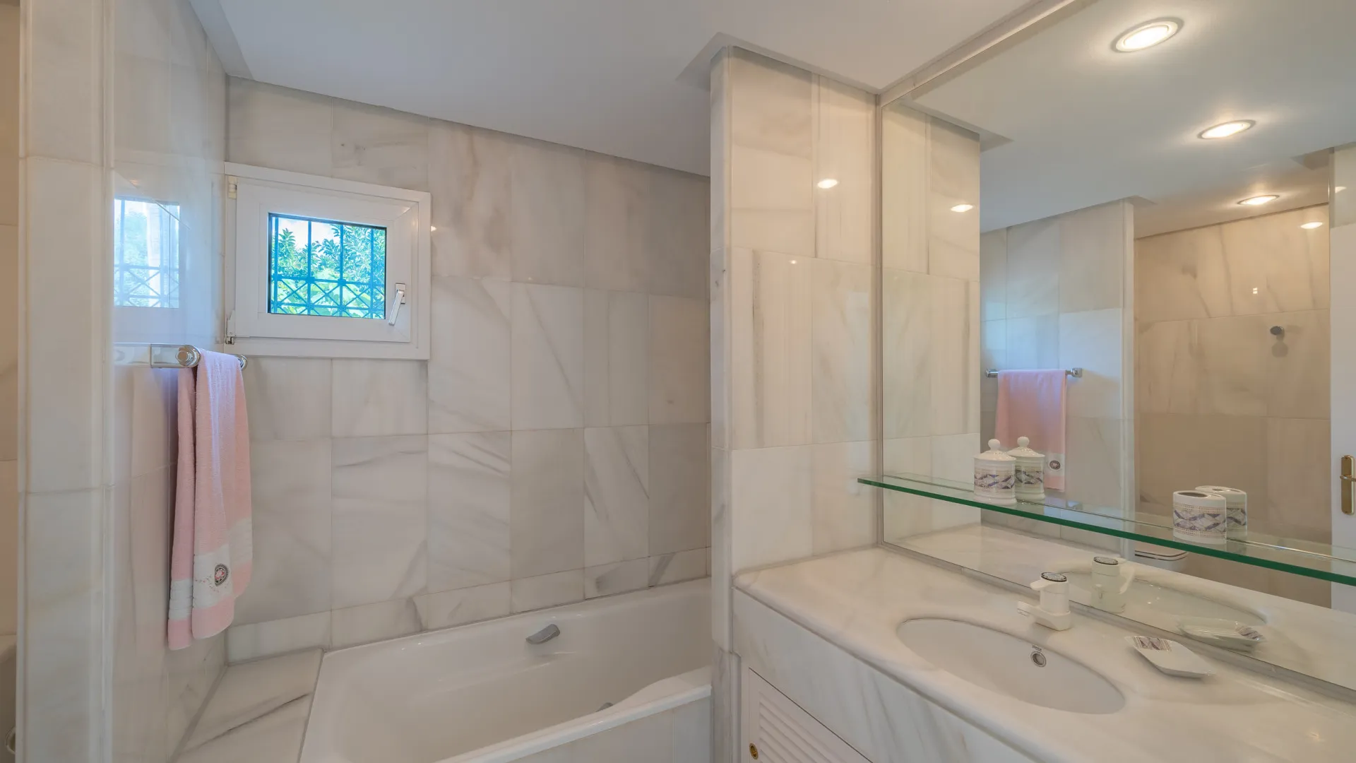 Alhambra del Mar ground floor apartment for sale