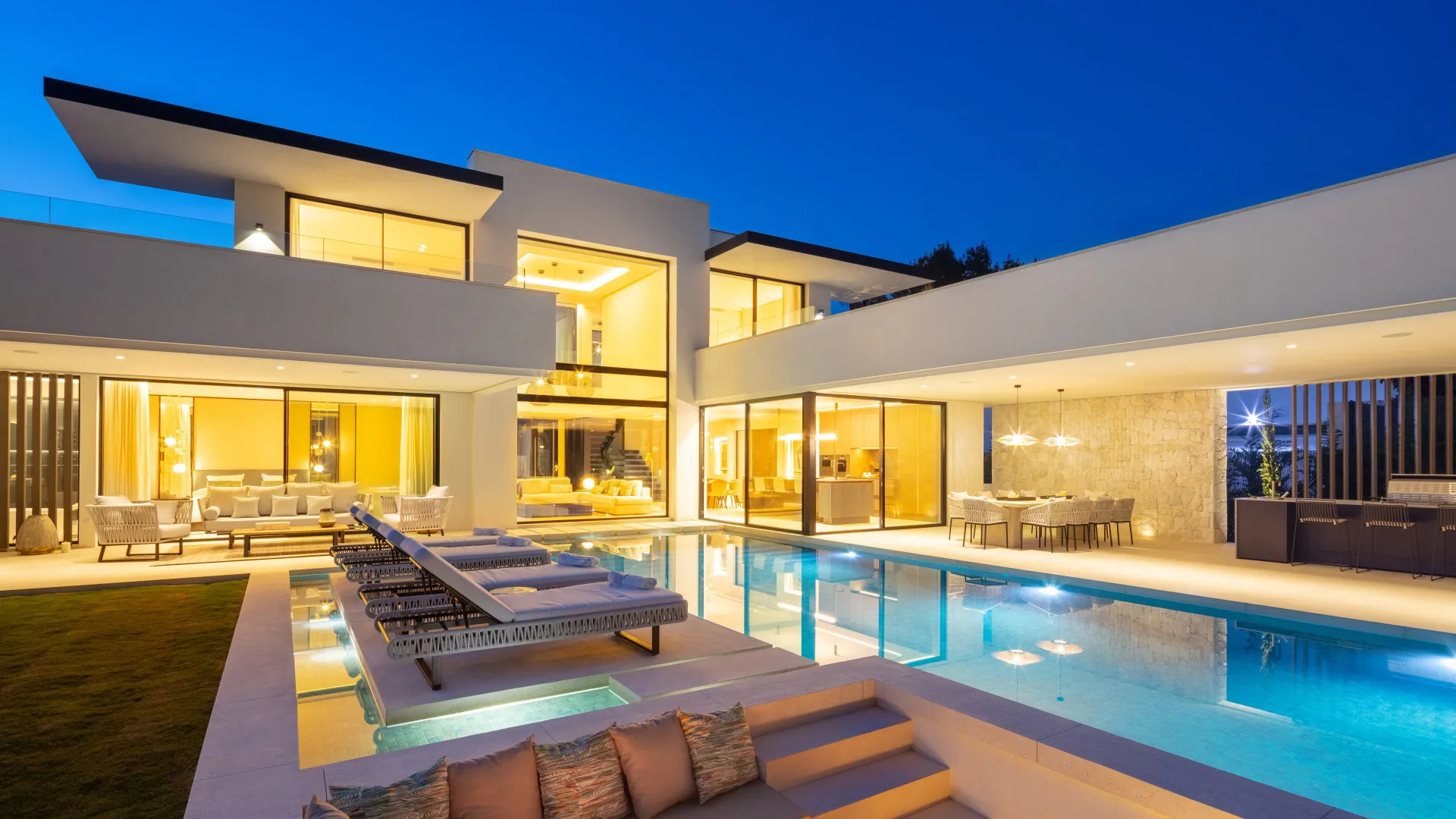 Villa for sale in Nueva Andalucia