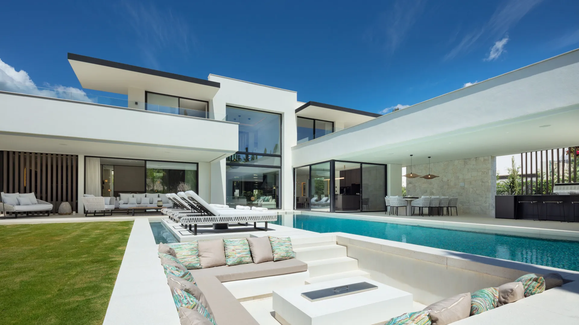 Villa for sale in Nueva Andalucia