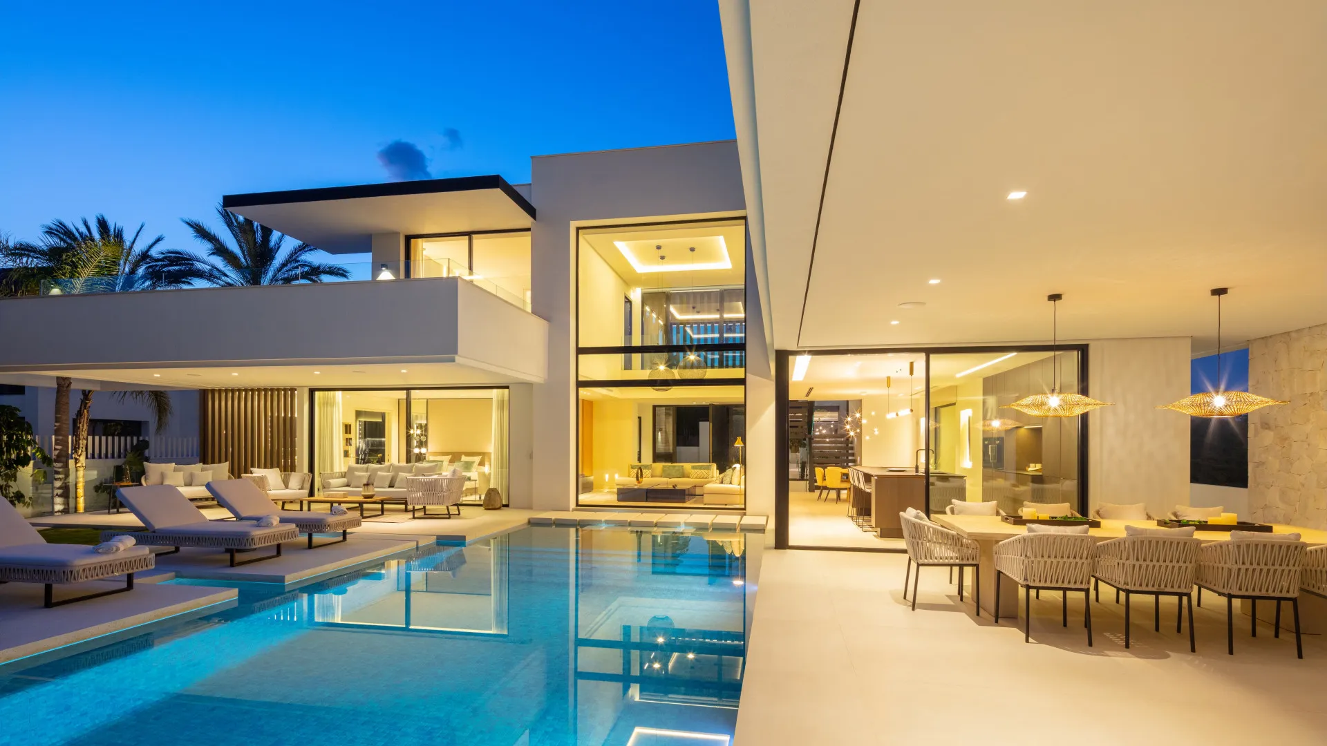 Villa for sale in Nueva Andalucia
