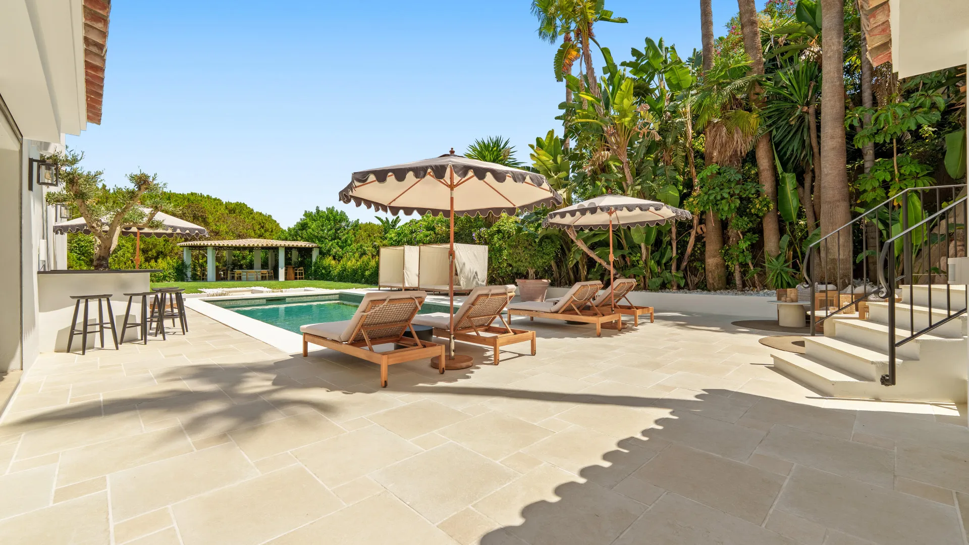 For sale villa in Nueva Andalucia
