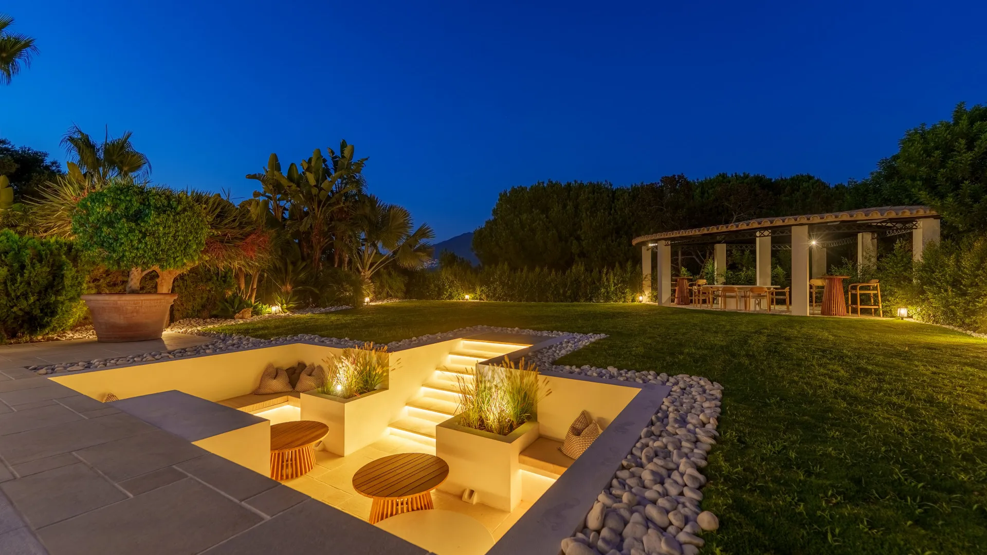 For sale villa in Nueva Andalucia