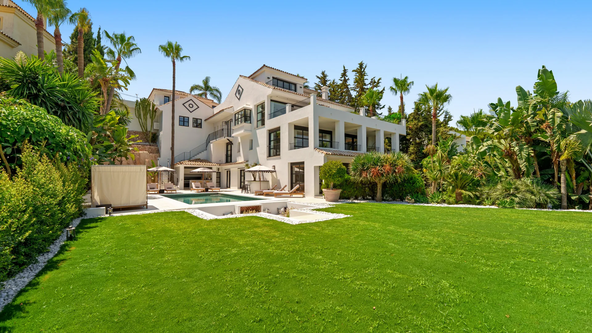 For sale villa in Nueva Andalucia