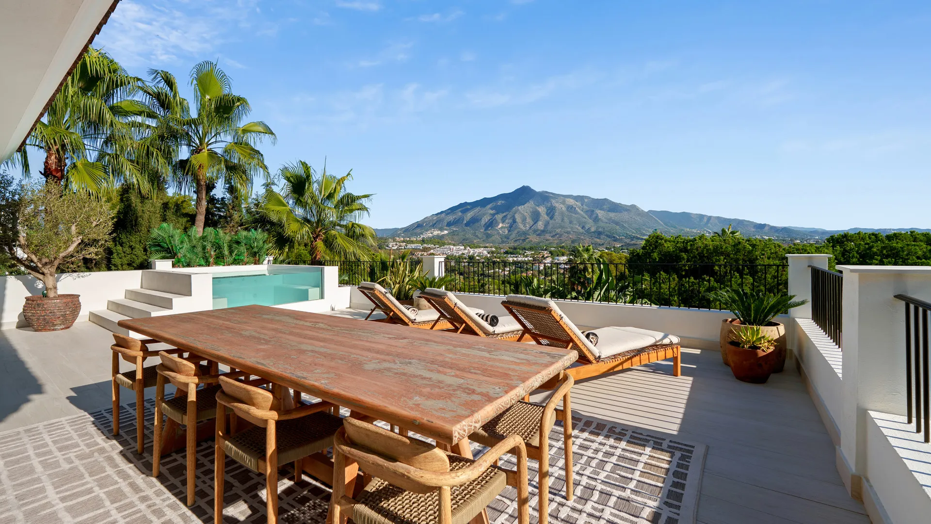 For sale villa in Nueva Andalucia