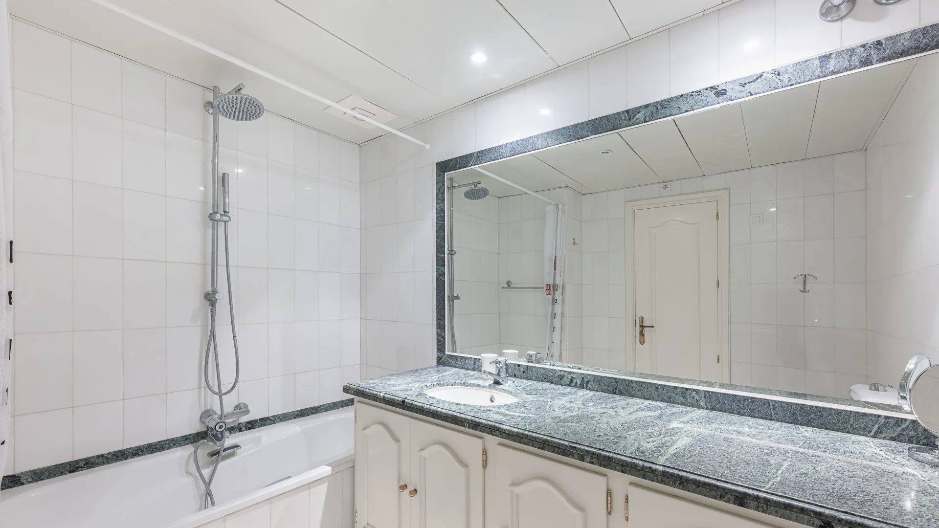 For sale Ancon Sierra IV apartment with 2 bedrooms