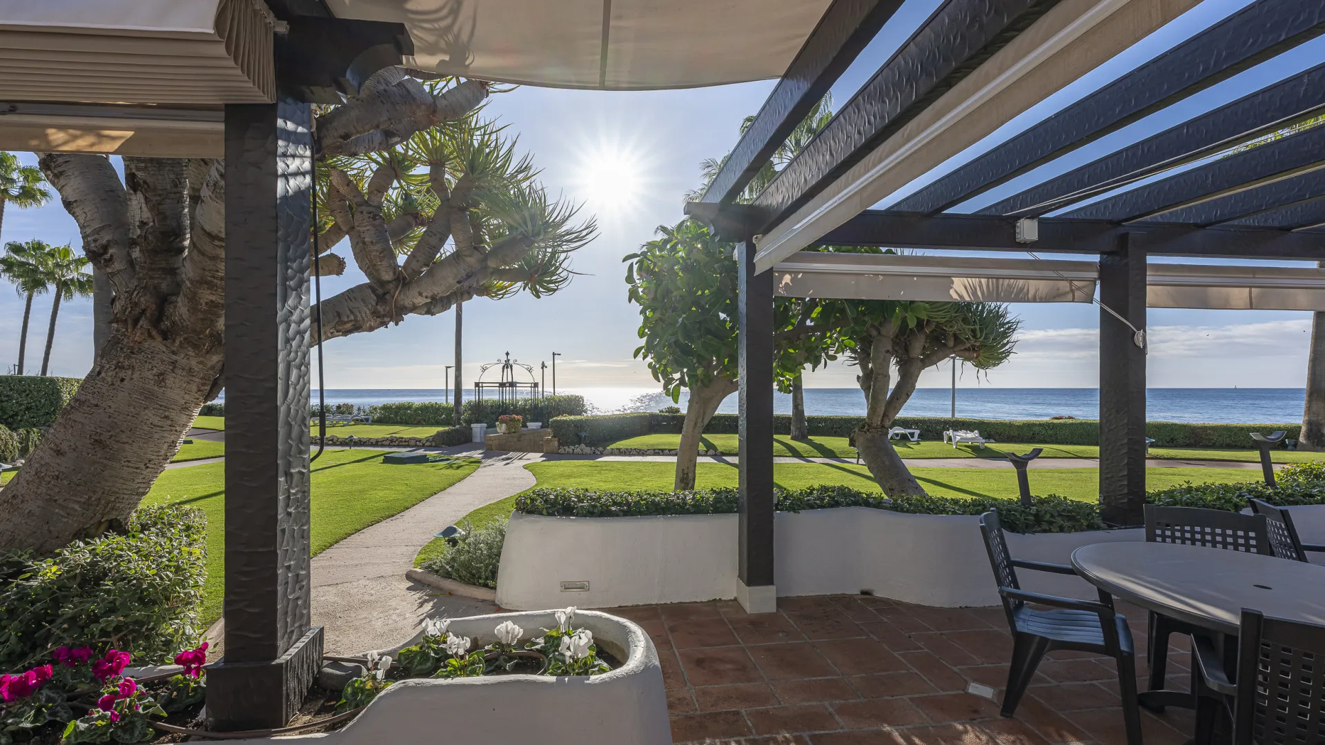 Apartamento planta baja de 3 dormitorios en venta en Alcazaba Beach