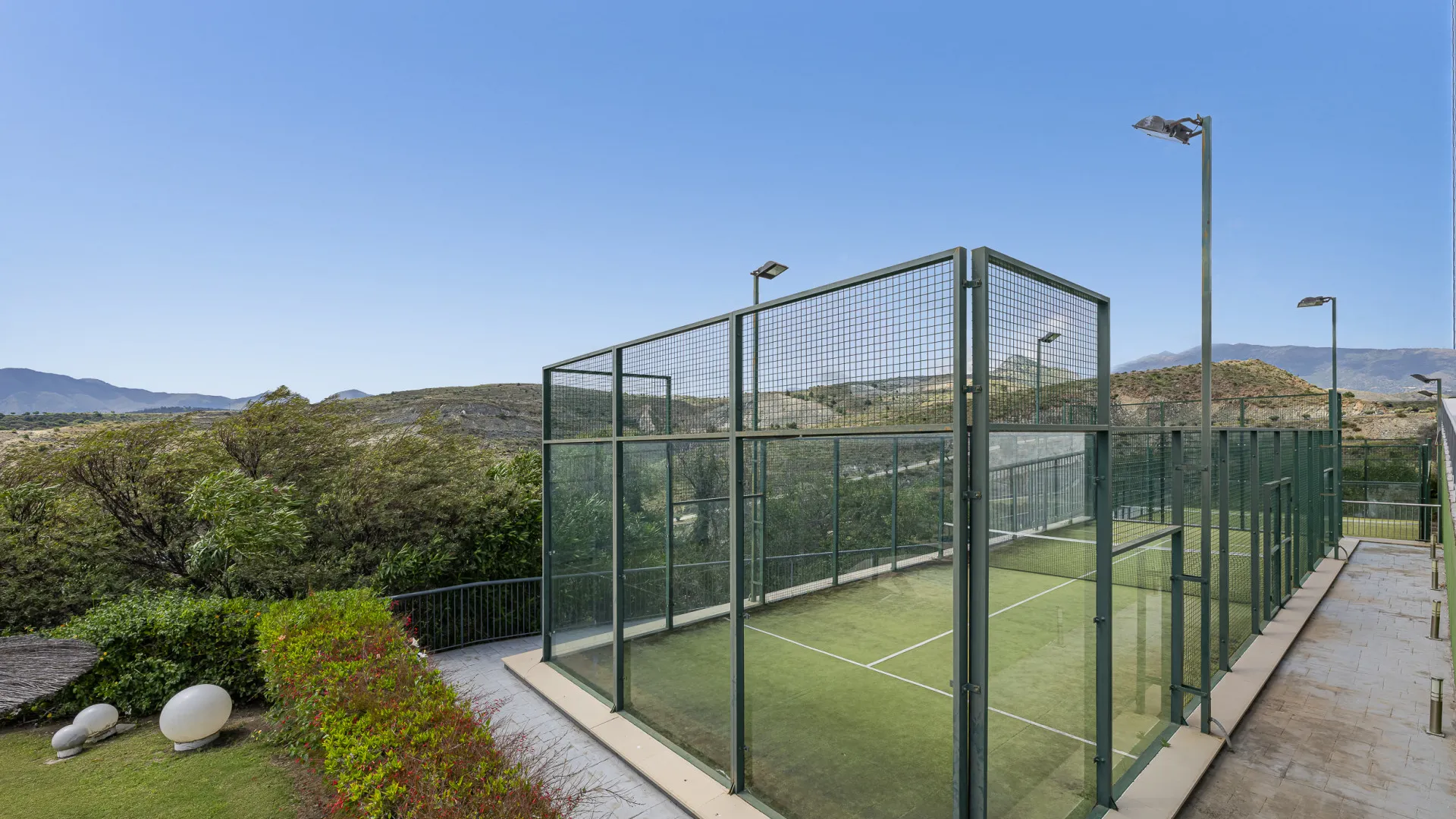 Penthouse with 2 bedrooms for sale in Benahavis