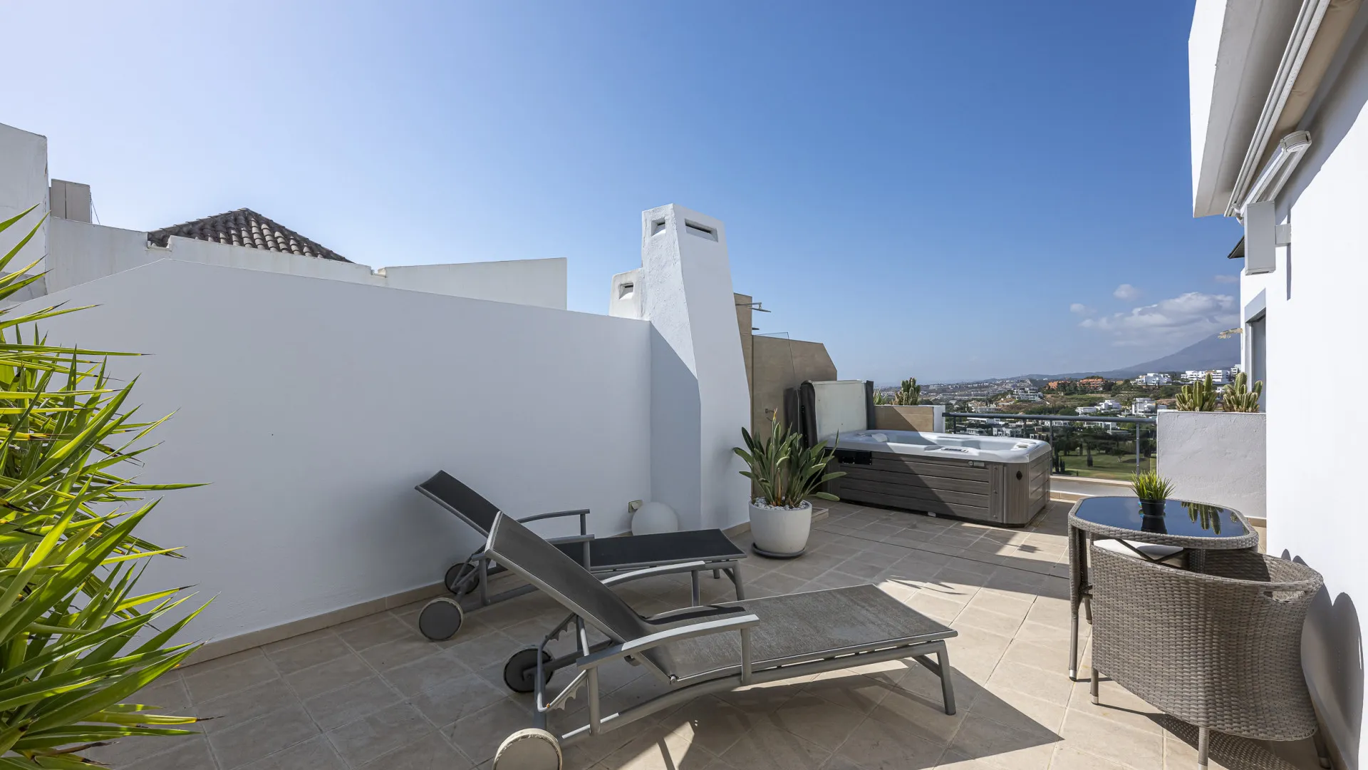 Penthouse with 2 bedrooms for sale in Benahavis