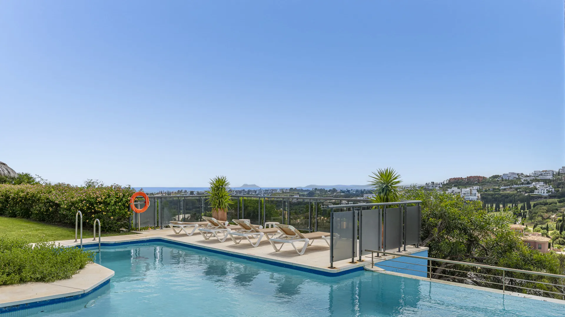 Penthouse with 2 bedrooms for sale in Benahavis