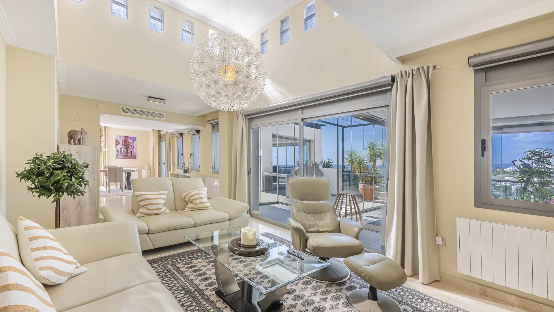 Penthouse with 2 bedrooms for sale in Benahavis