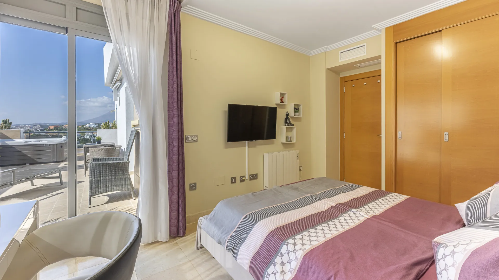 Penthouse with 2 bedrooms for sale in Benahavis