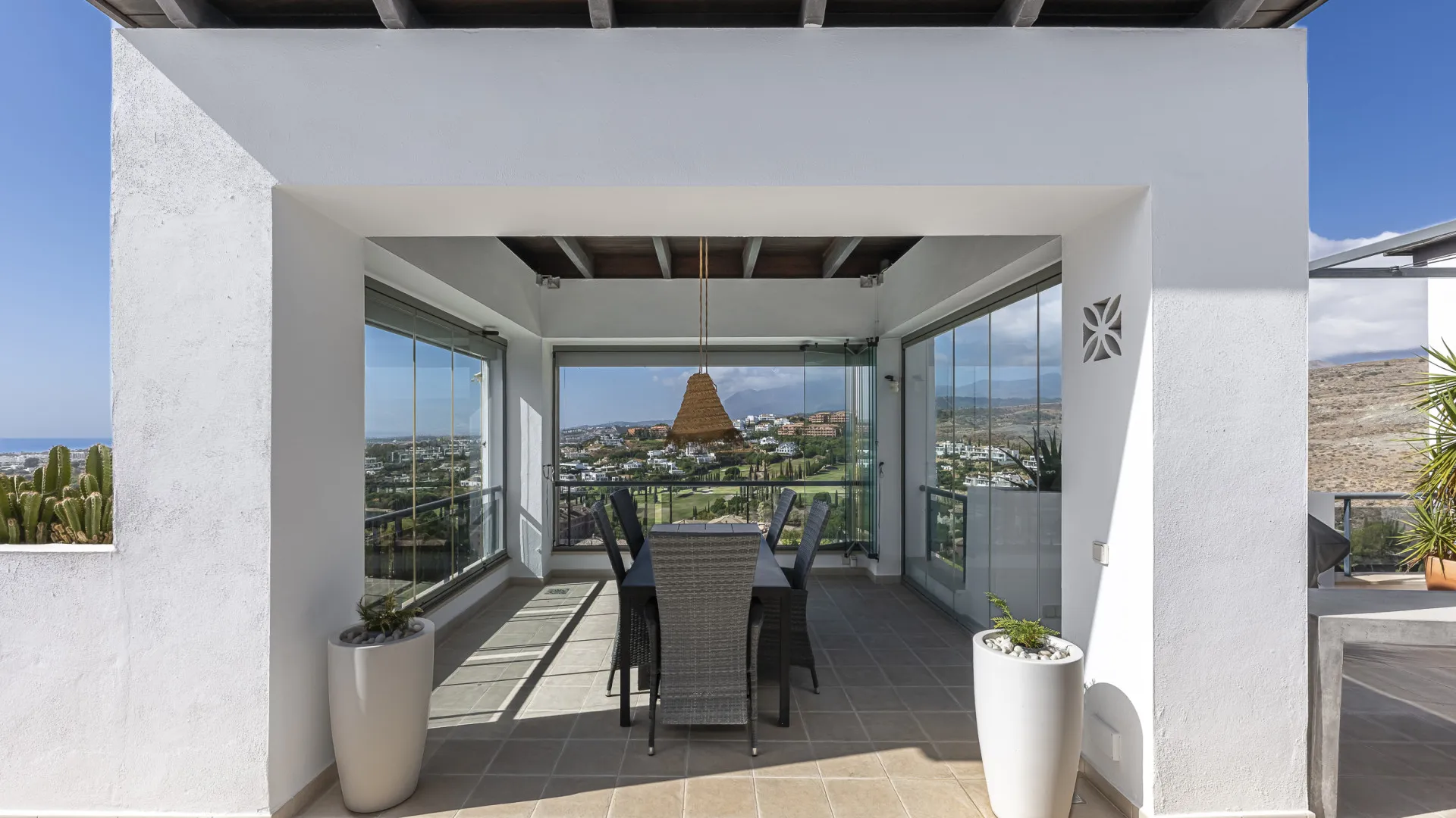 Penthouse with 2 bedrooms for sale in Benahavis
