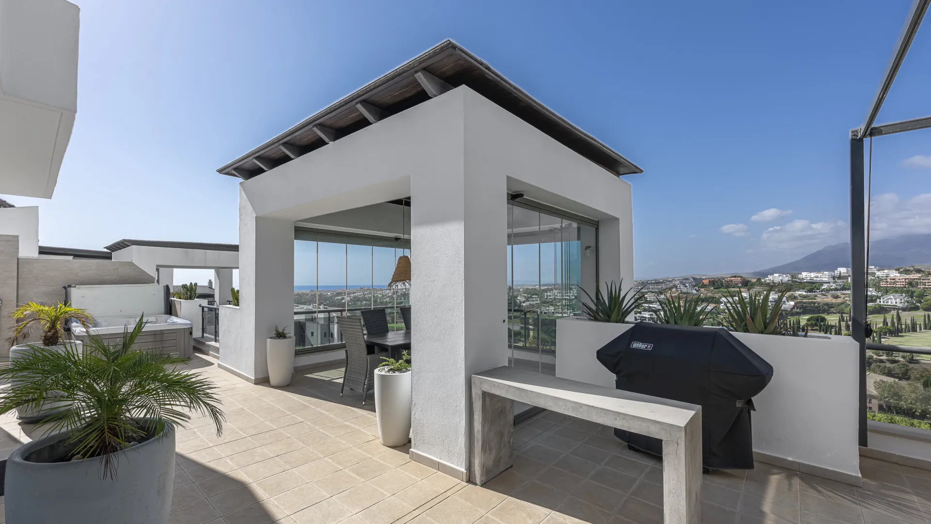 Penthouse with 2 bedrooms for sale in Benahavis