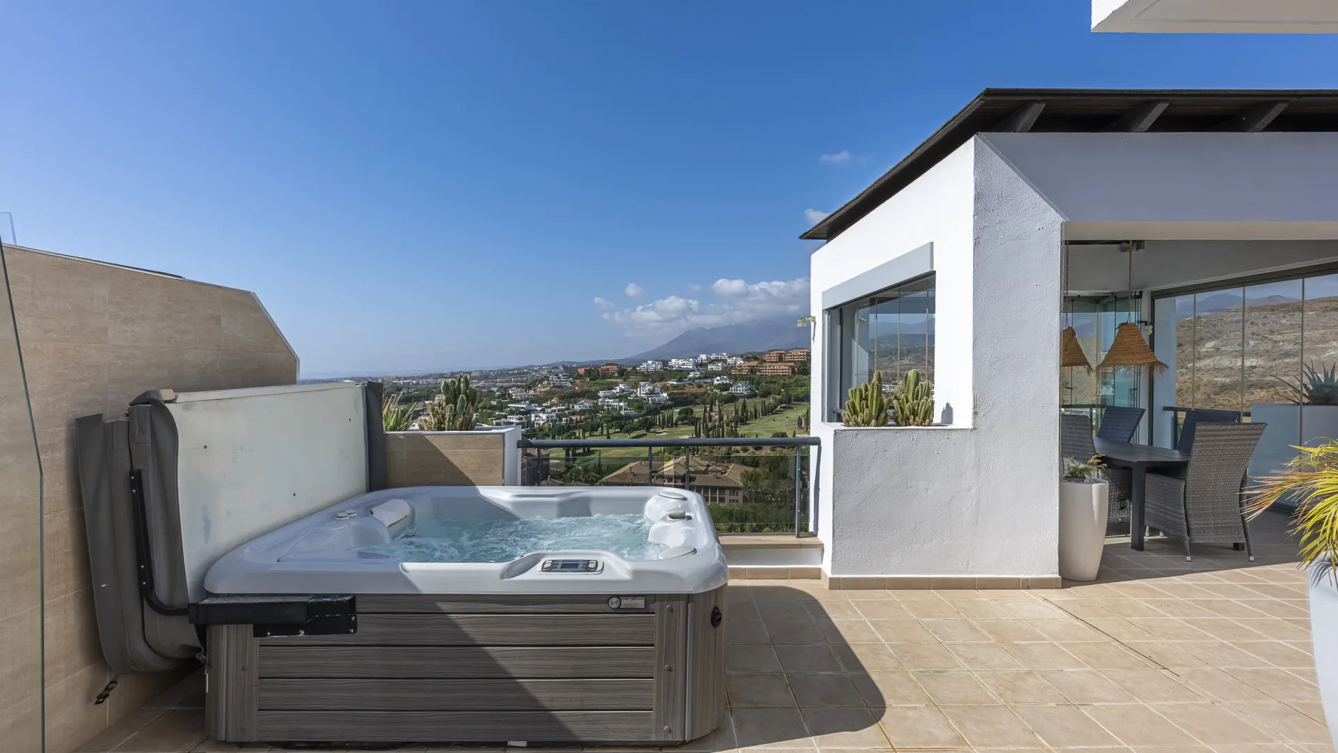 Penthouse with 2 bedrooms for sale in Benahavis