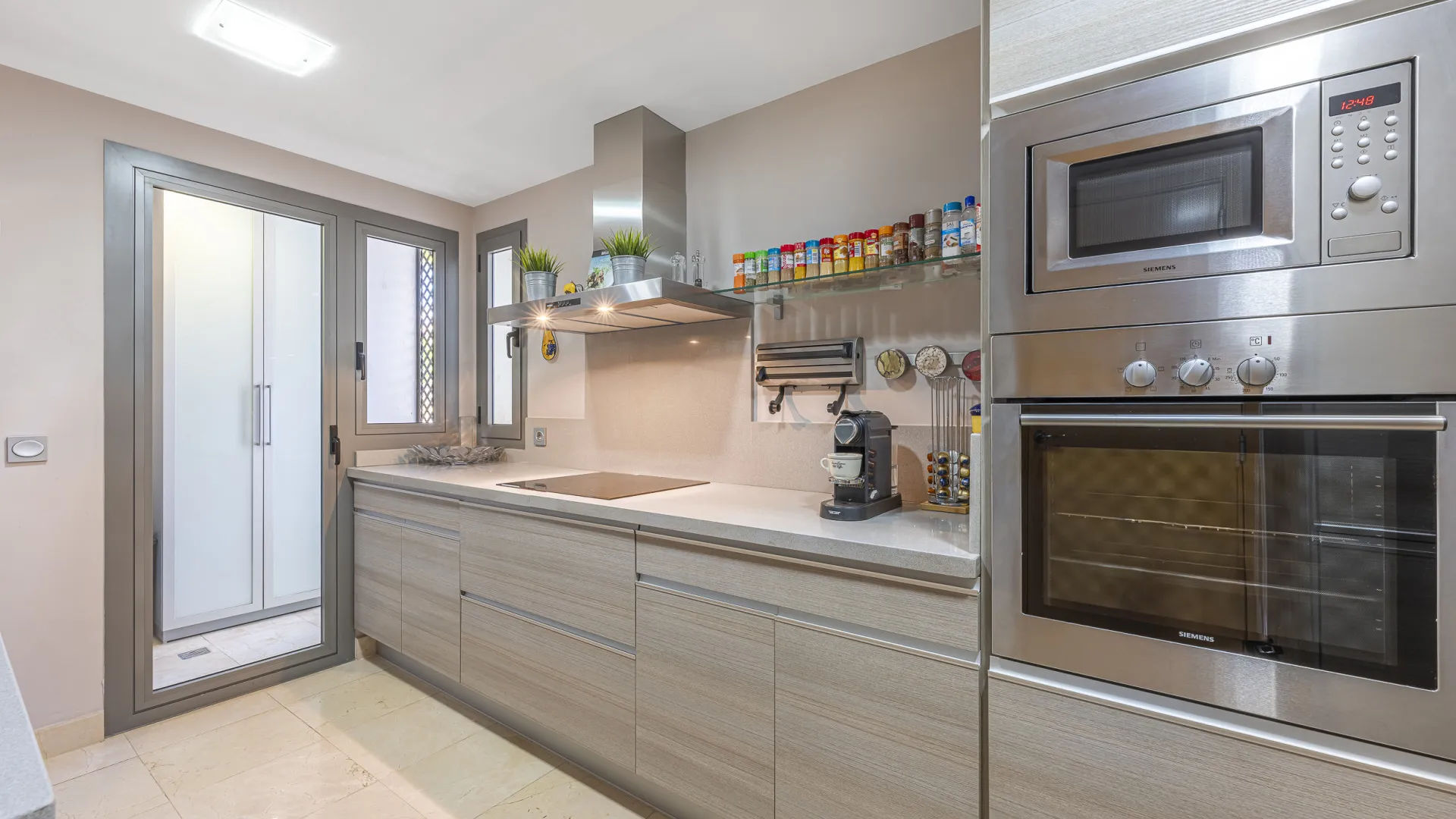 Penthouse with 2 bedrooms for sale in Benahavis