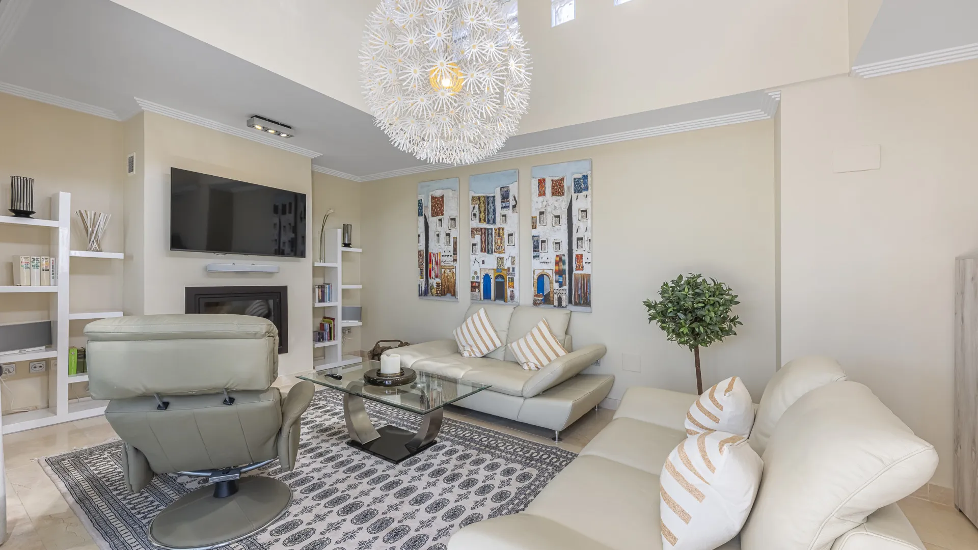 Penthouse with 2 bedrooms for sale in Benahavis