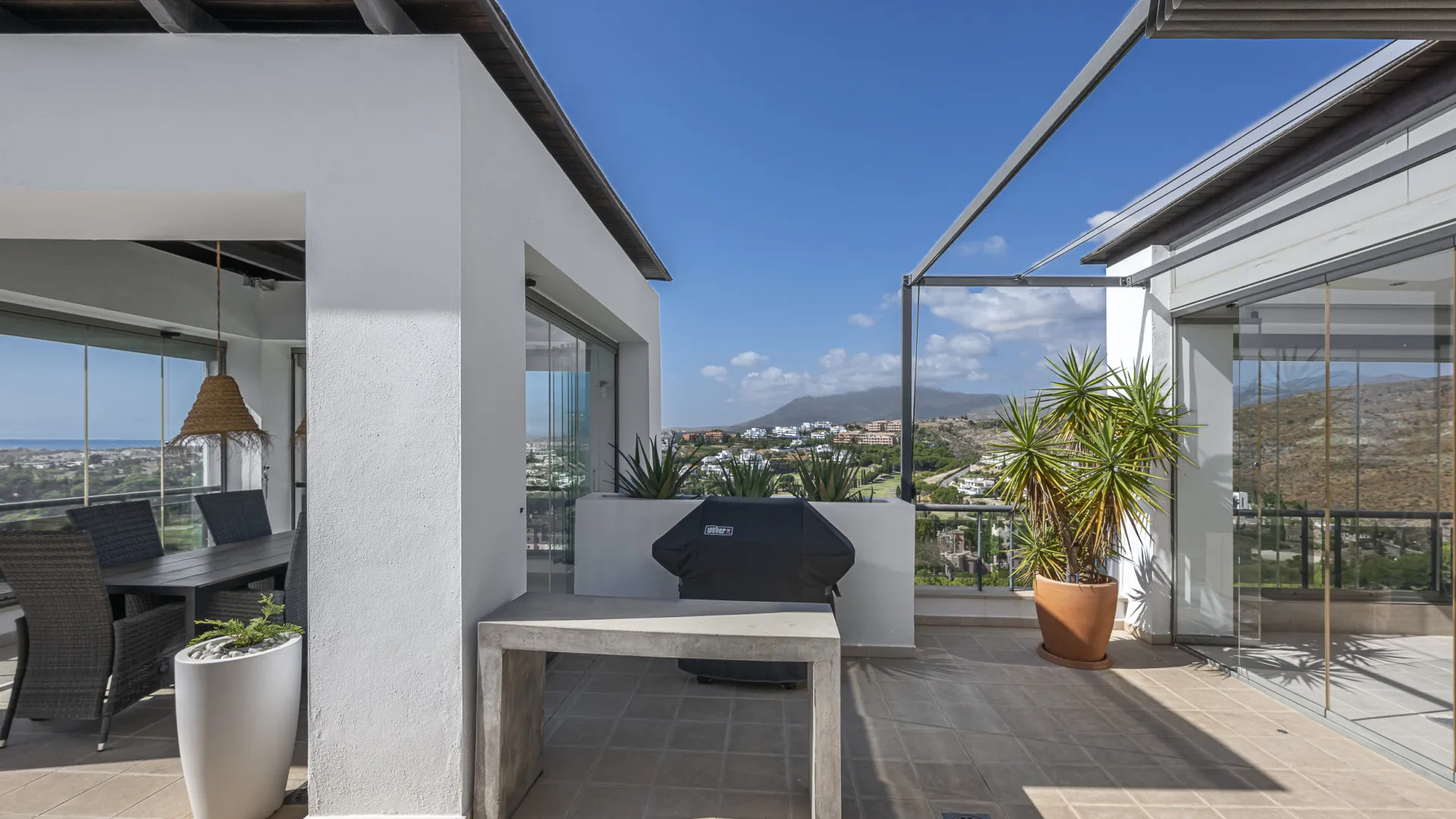 Penthouse with 2 bedrooms for sale in Benahavis