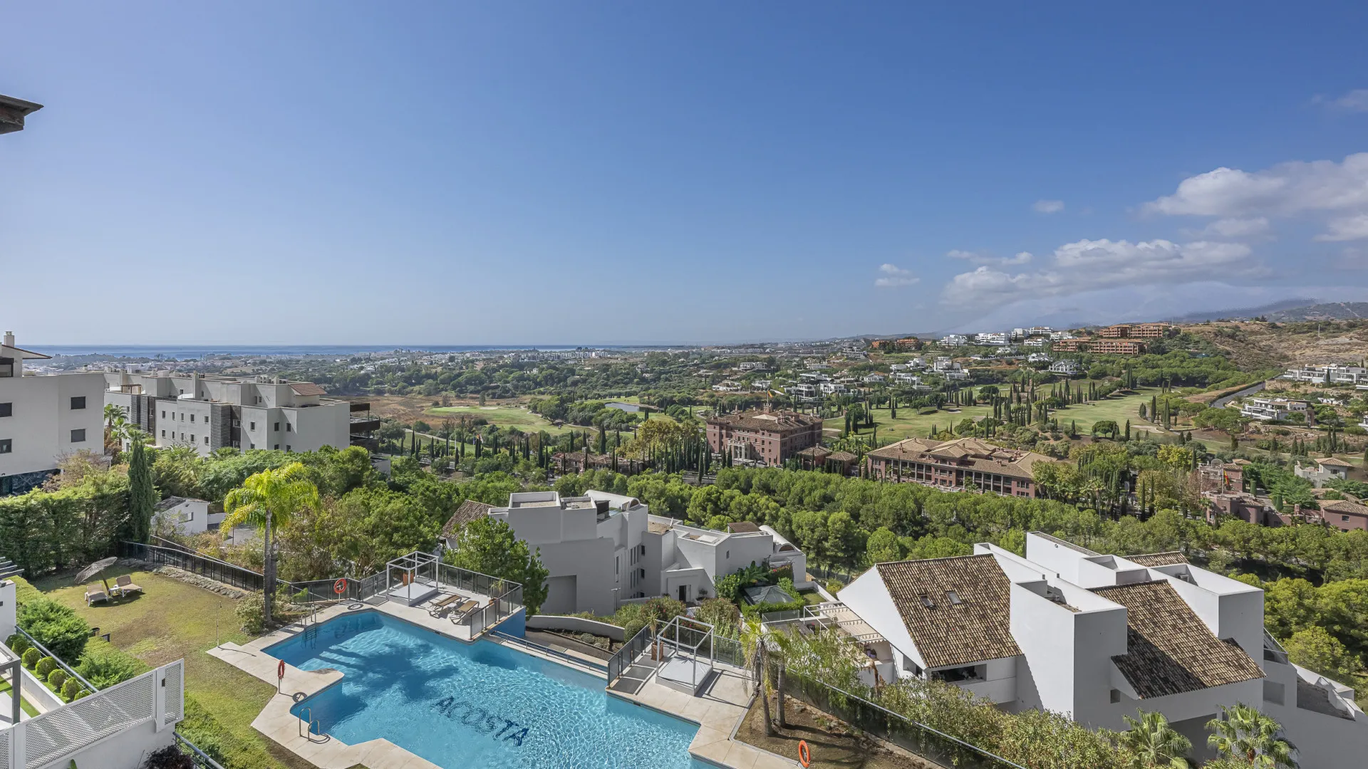 Penthouse with 2 bedrooms for sale in Benahavis