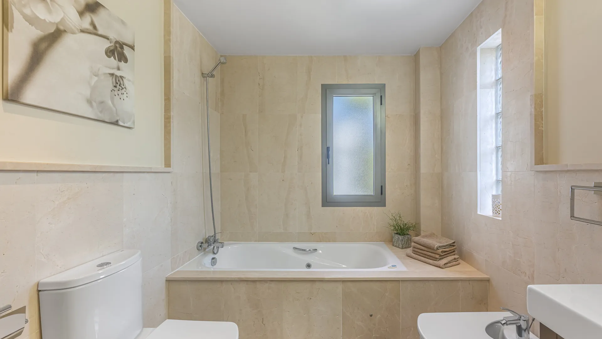 Penthouse with 2 bedrooms for sale in Benahavis