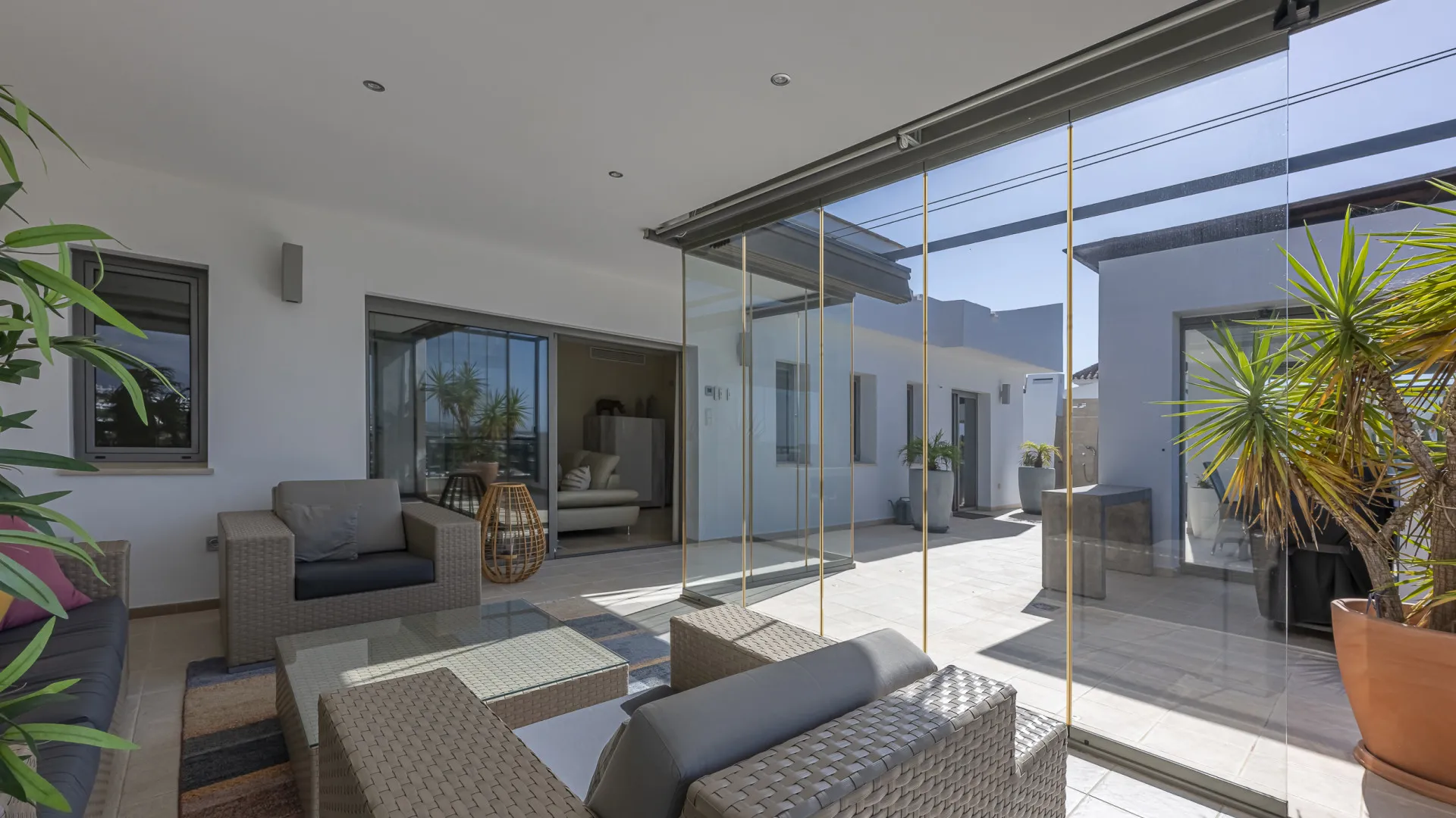 Penthouse with 2 bedrooms for sale in Benahavis