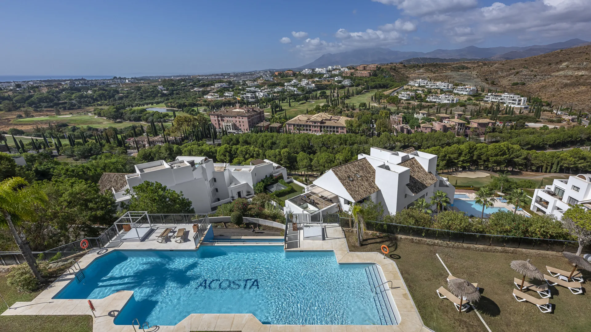 Penthouse with 2 bedrooms for sale in Benahavis