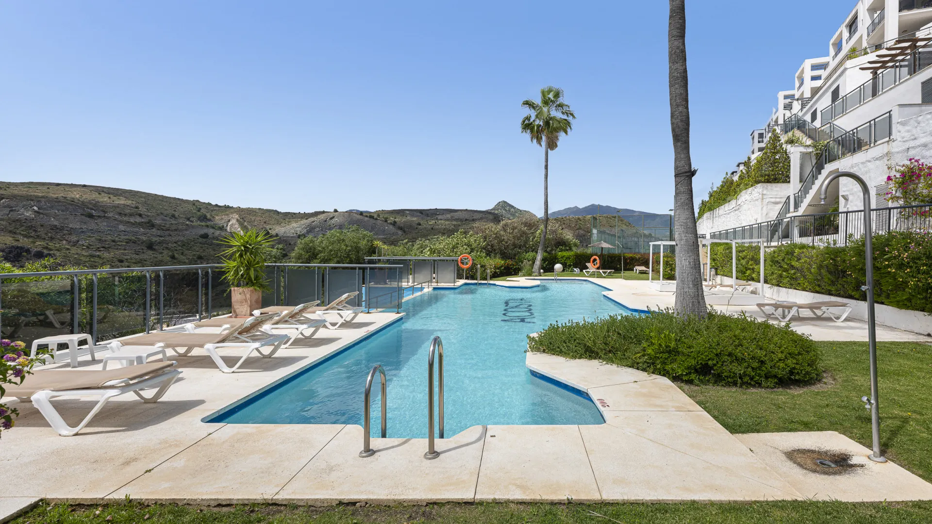 Penthouse with 2 bedrooms for sale in Benahavis