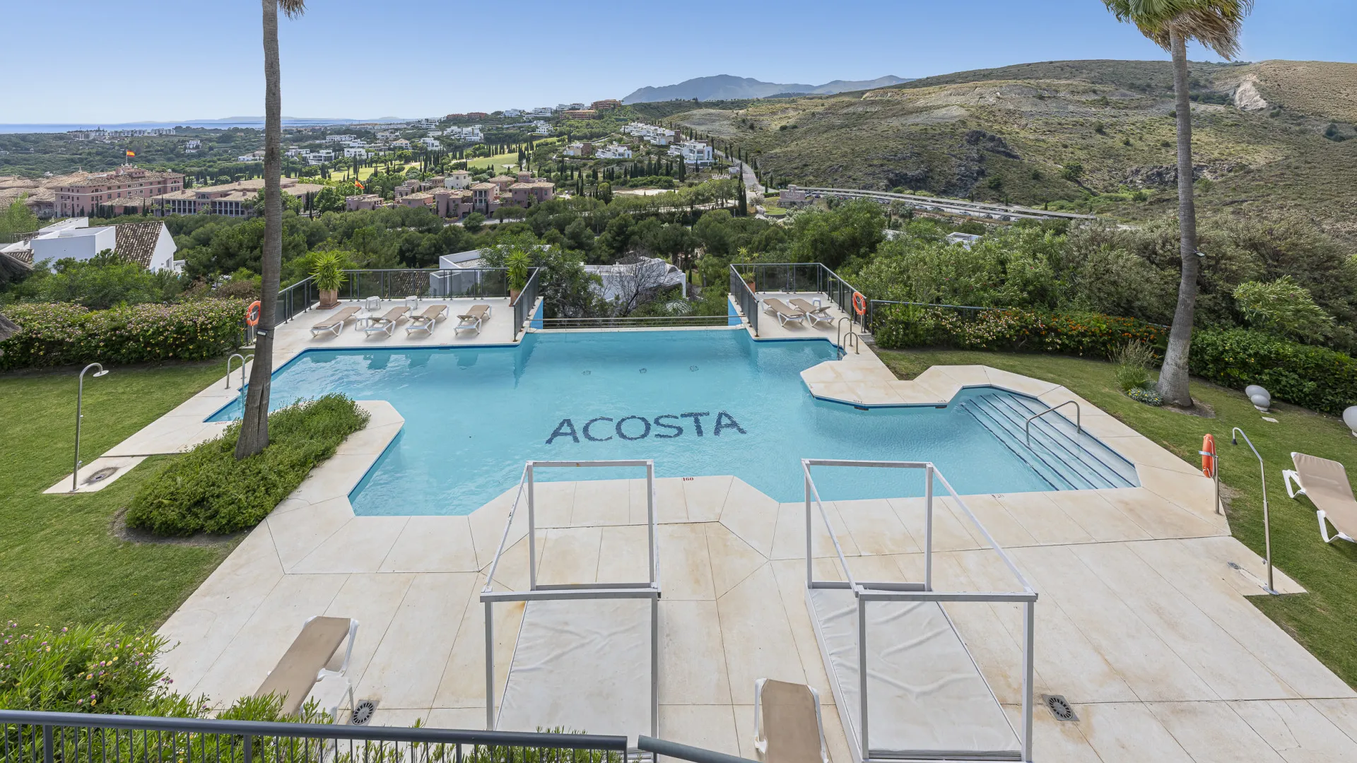 Penthouse with 2 bedrooms for sale in Benahavis