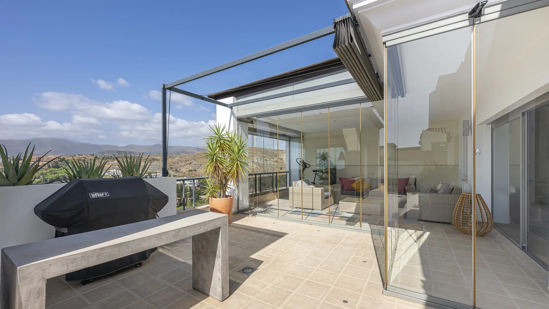 Penthouse with 2 bedrooms for sale in Benahavis