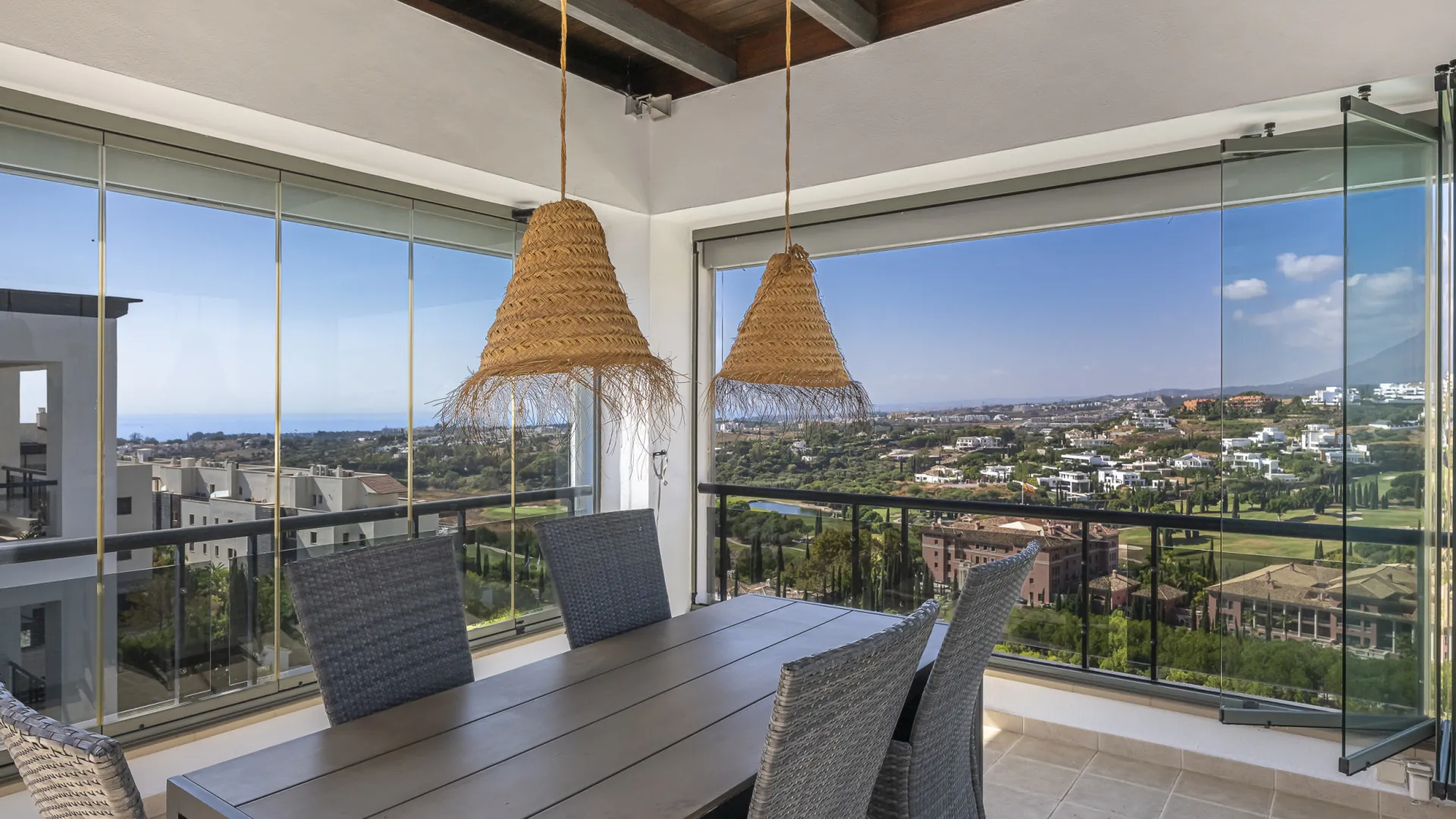 Penthouse with 2 bedrooms for sale in Benahavis