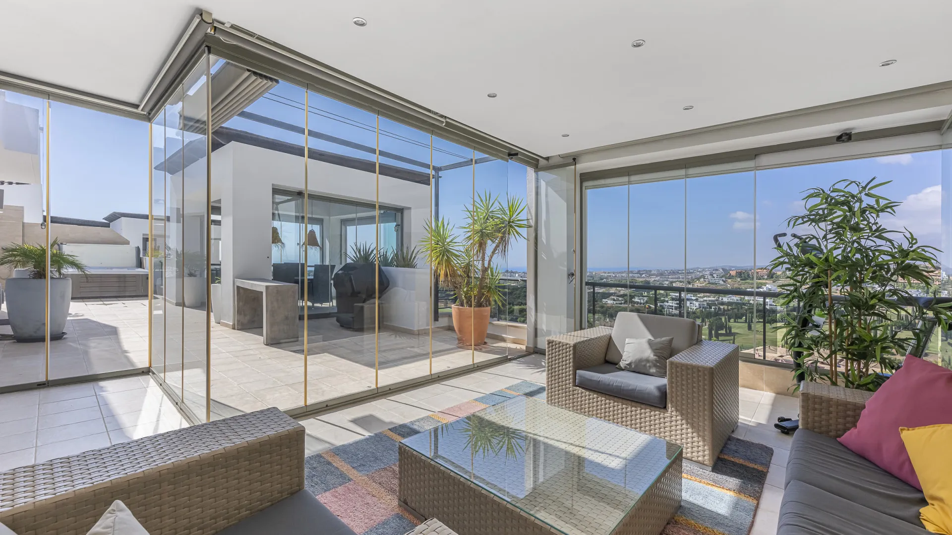 Penthouse with 2 bedrooms for sale in Benahavis