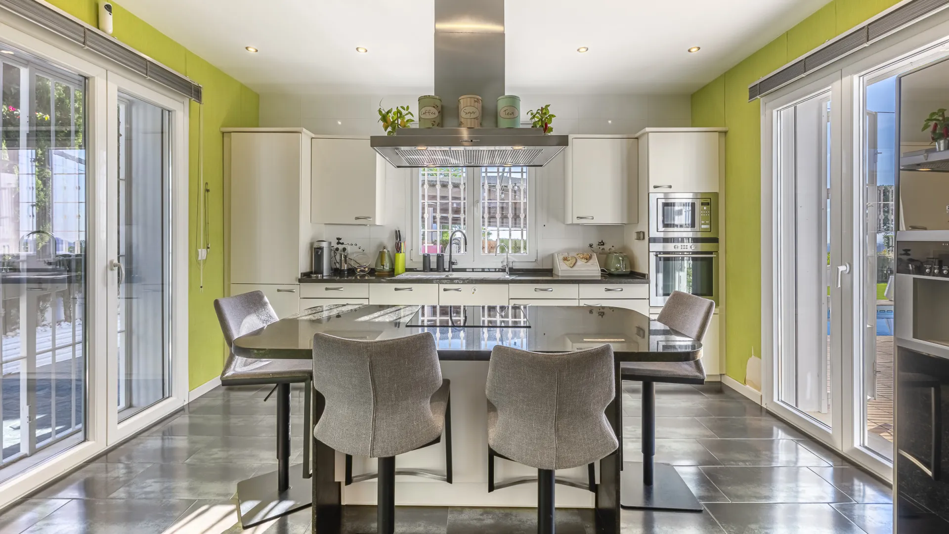 4 bedrooms villa for sale in Carretera de Istan