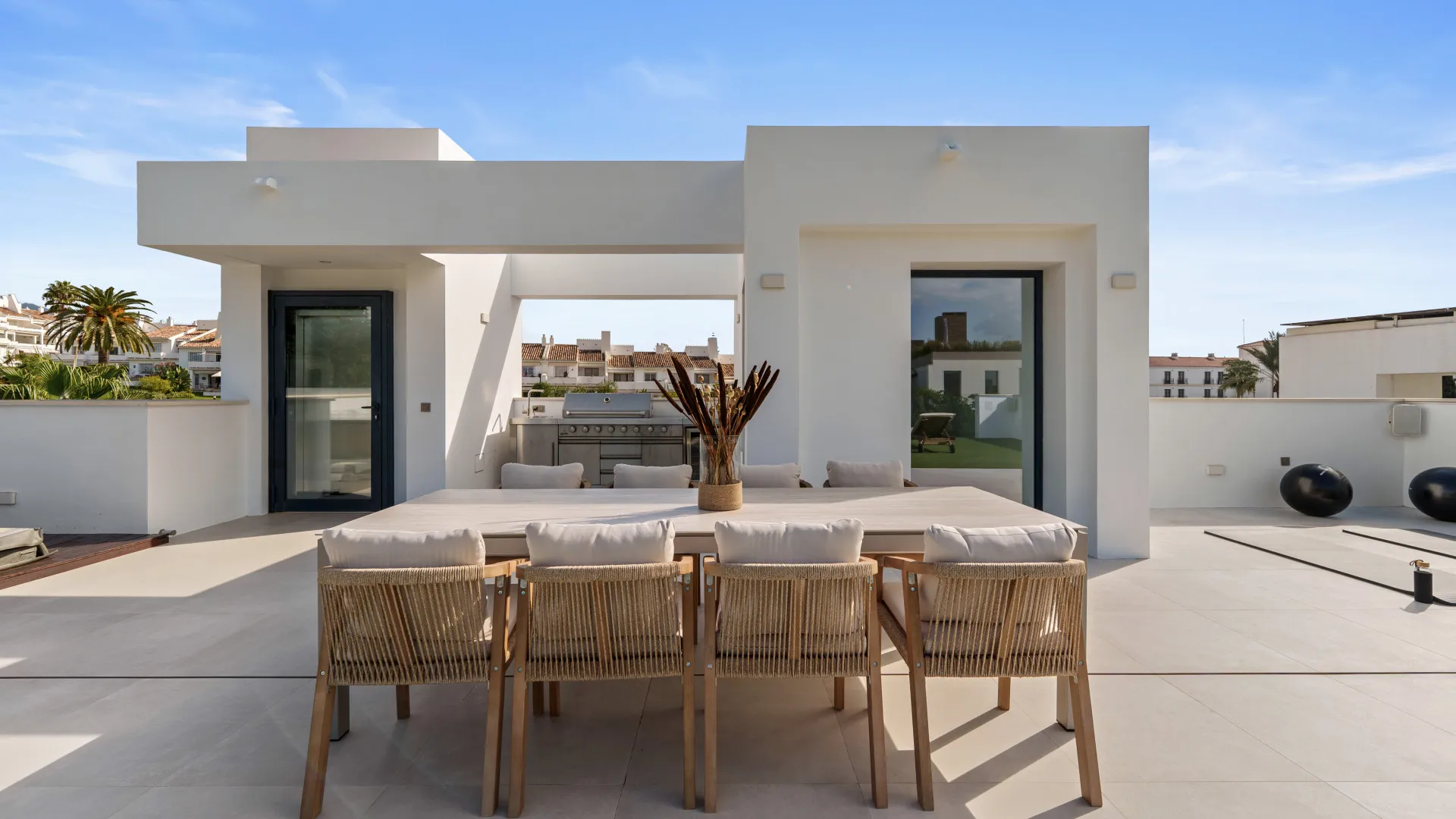 For sale villa with 5 bedrooms in Nueva Andalucia