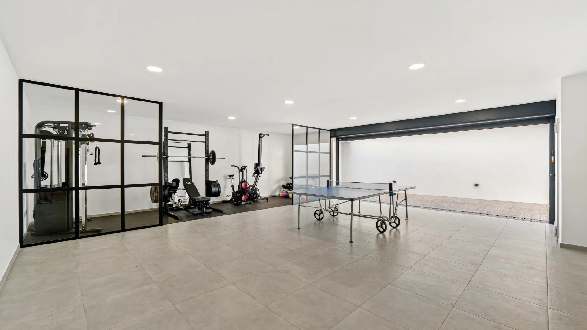 For sale villa with 5 bedrooms in Nueva Andalucia