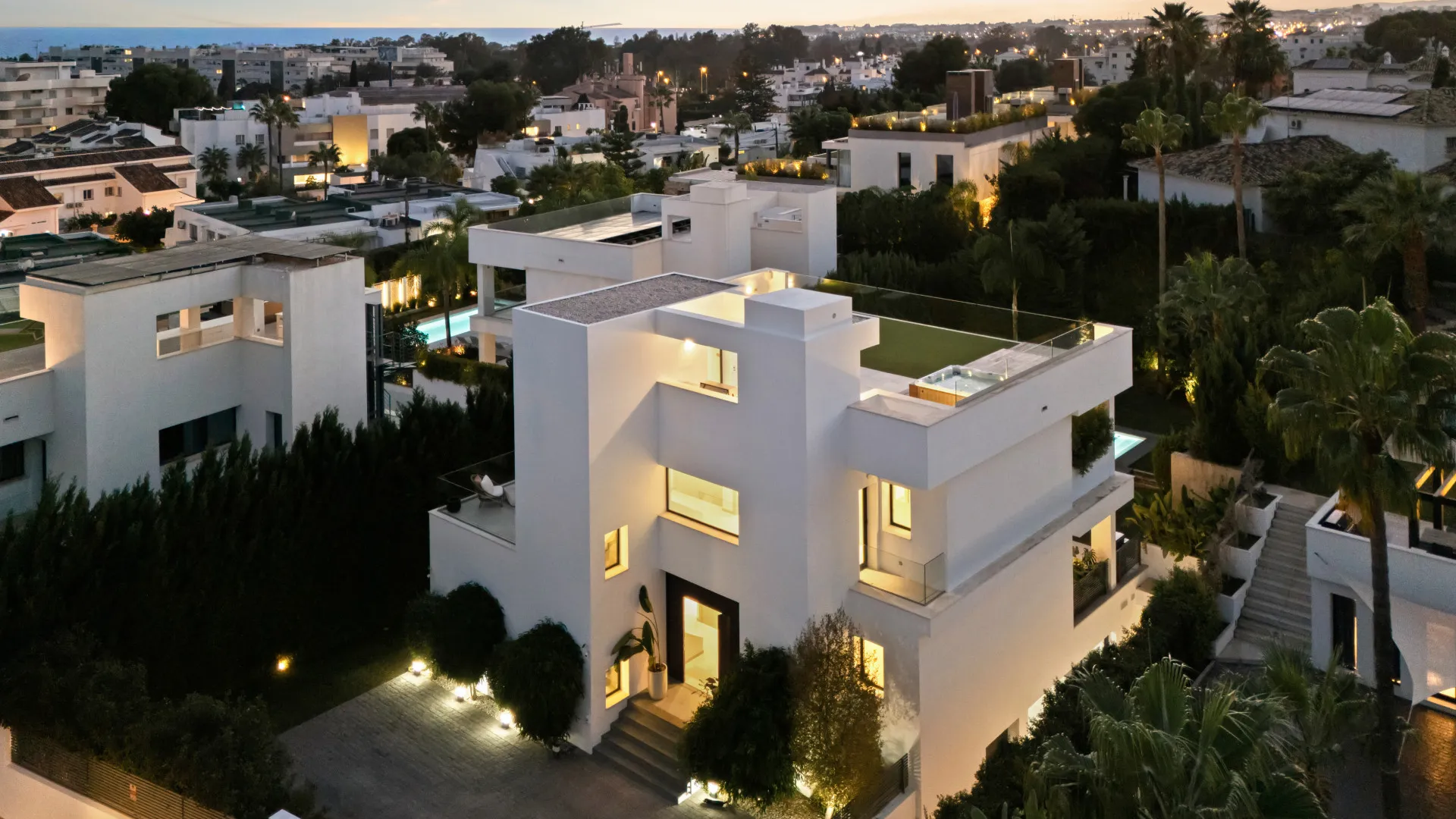 For sale villa with 5 bedrooms in Nueva Andalucia