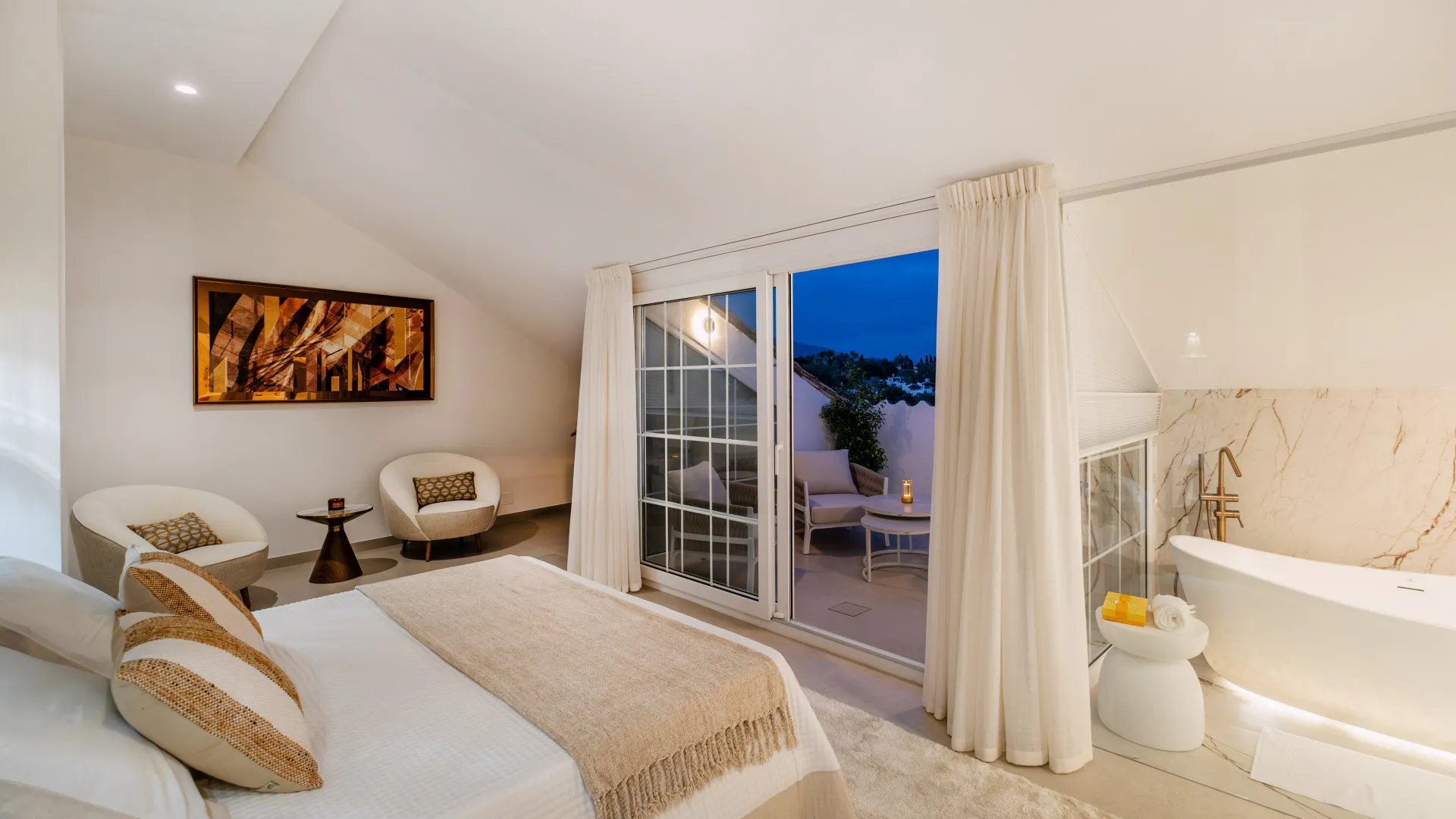 Atico duplex con 5 dormitorios en venta en Las Lolas