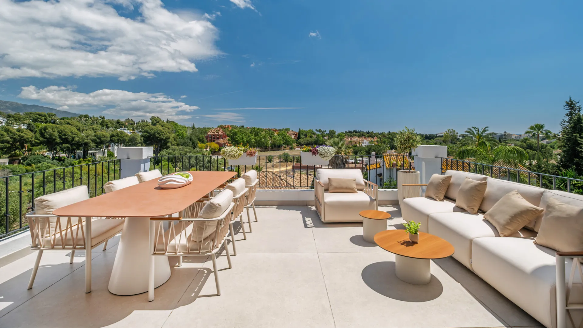 Atico duplex con 5 dormitorios en venta en Las Lolas